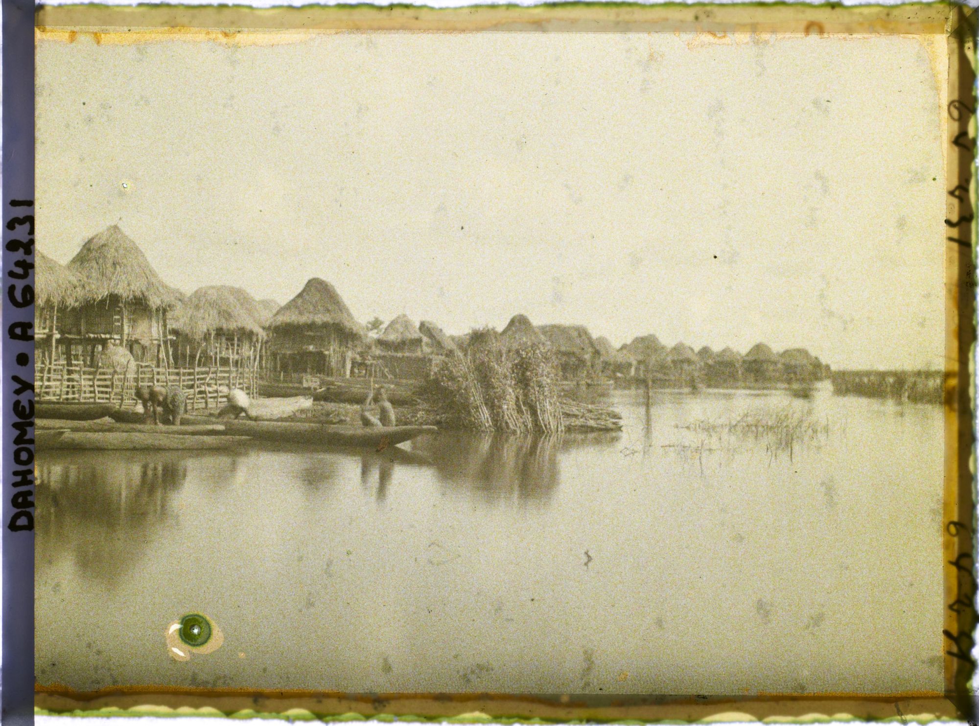 Image représentant Vue sur le village lacustre et la lagune