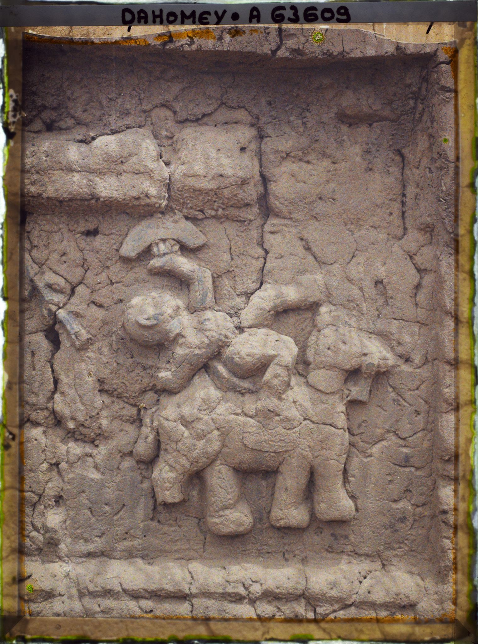 Image représentant Bas-relief d'une résidence du quartier de Gbécon-Hounli, non loin du palais princier de Guézo, figure du cavalier acrobate Aloukiki