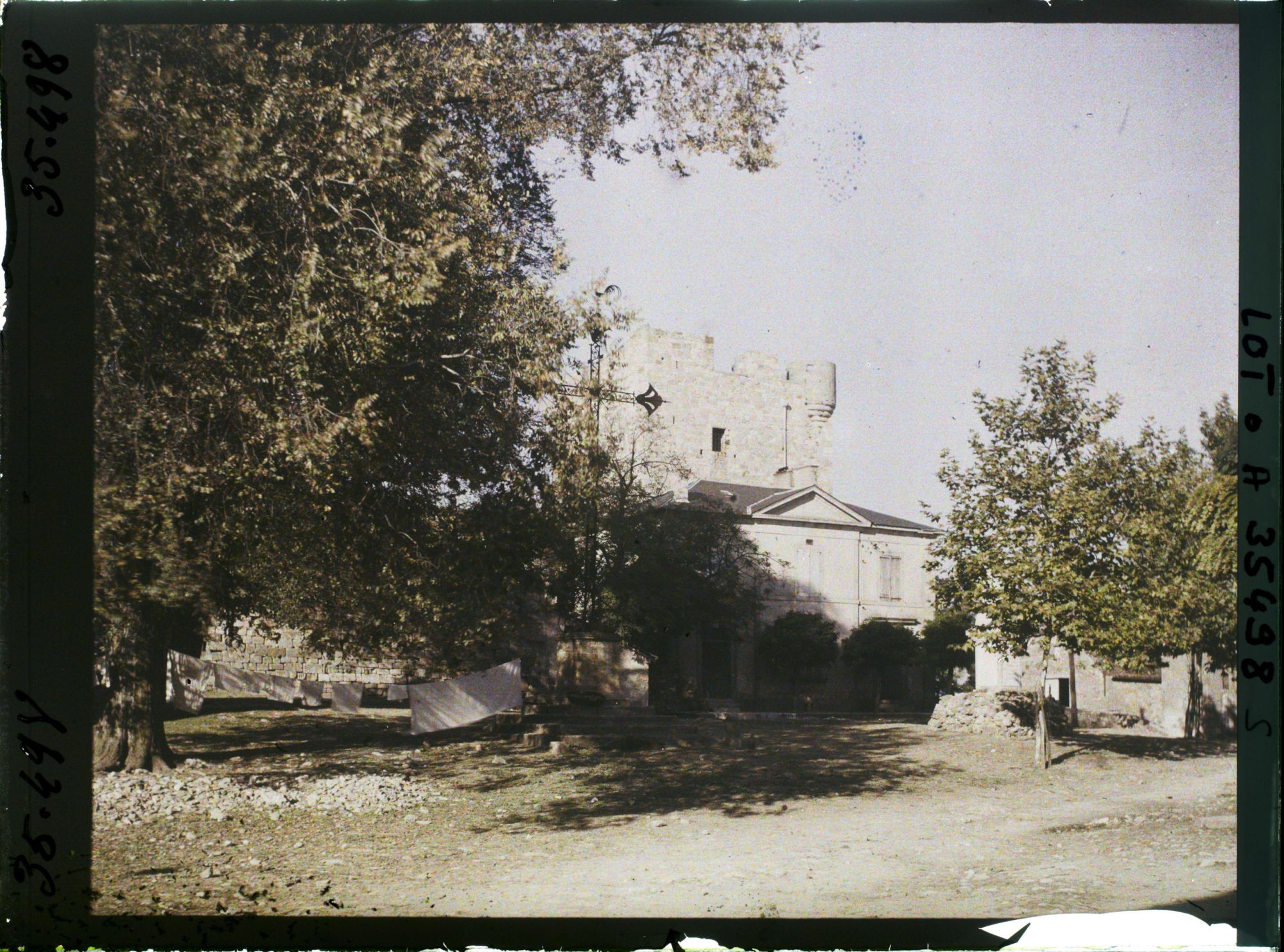 Image représentant France, Capdenac (Lot), La Place et le Donjon