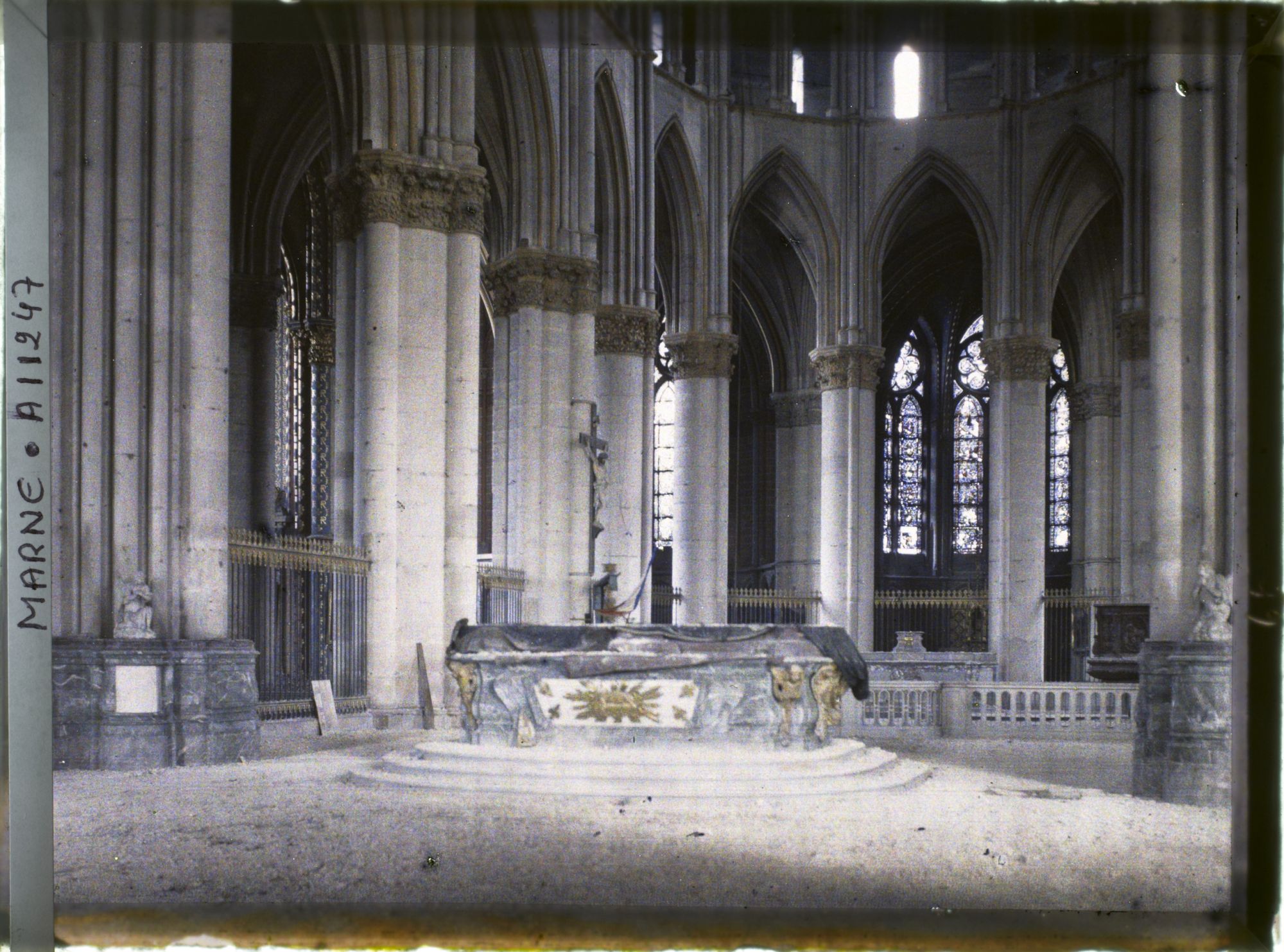 Image représentant Le choeur de la cathédrale avec le Maître-autel