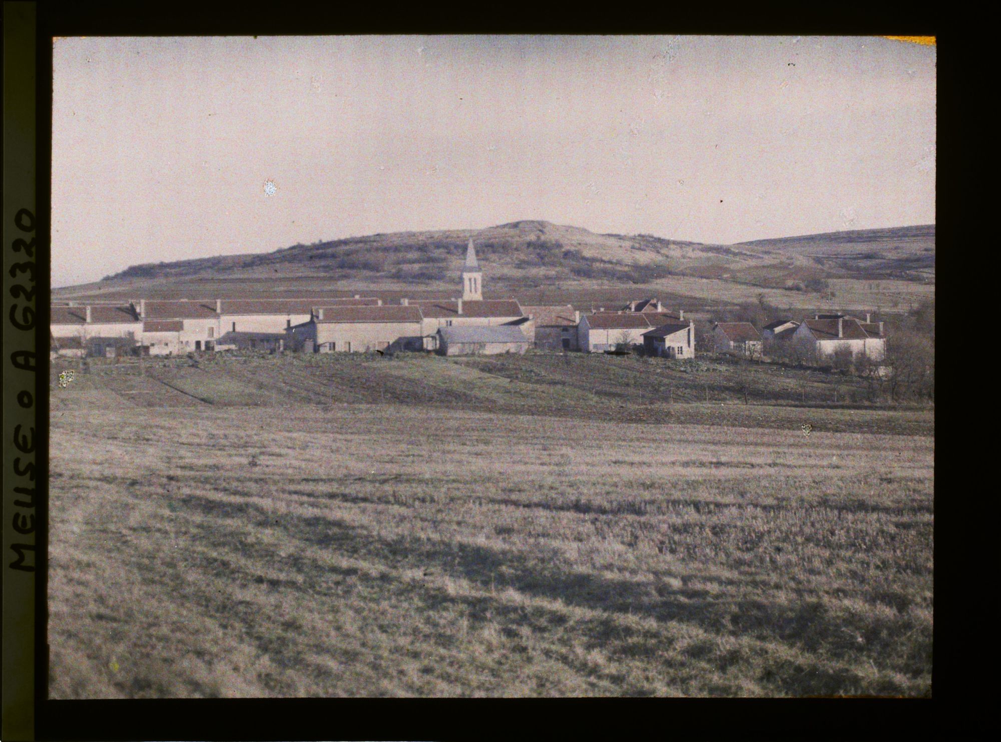 Image représentant Meuse, Les Eparges, Le Village reconstruit - Dans le fond, la fameuse butte