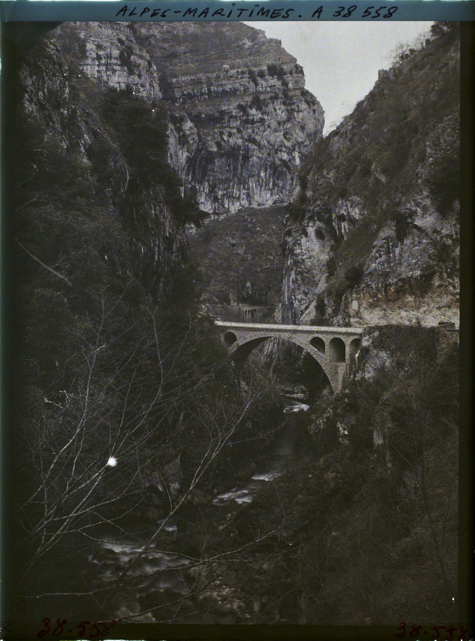 Image représentant Le pont de l'abîme, gorges du Loup