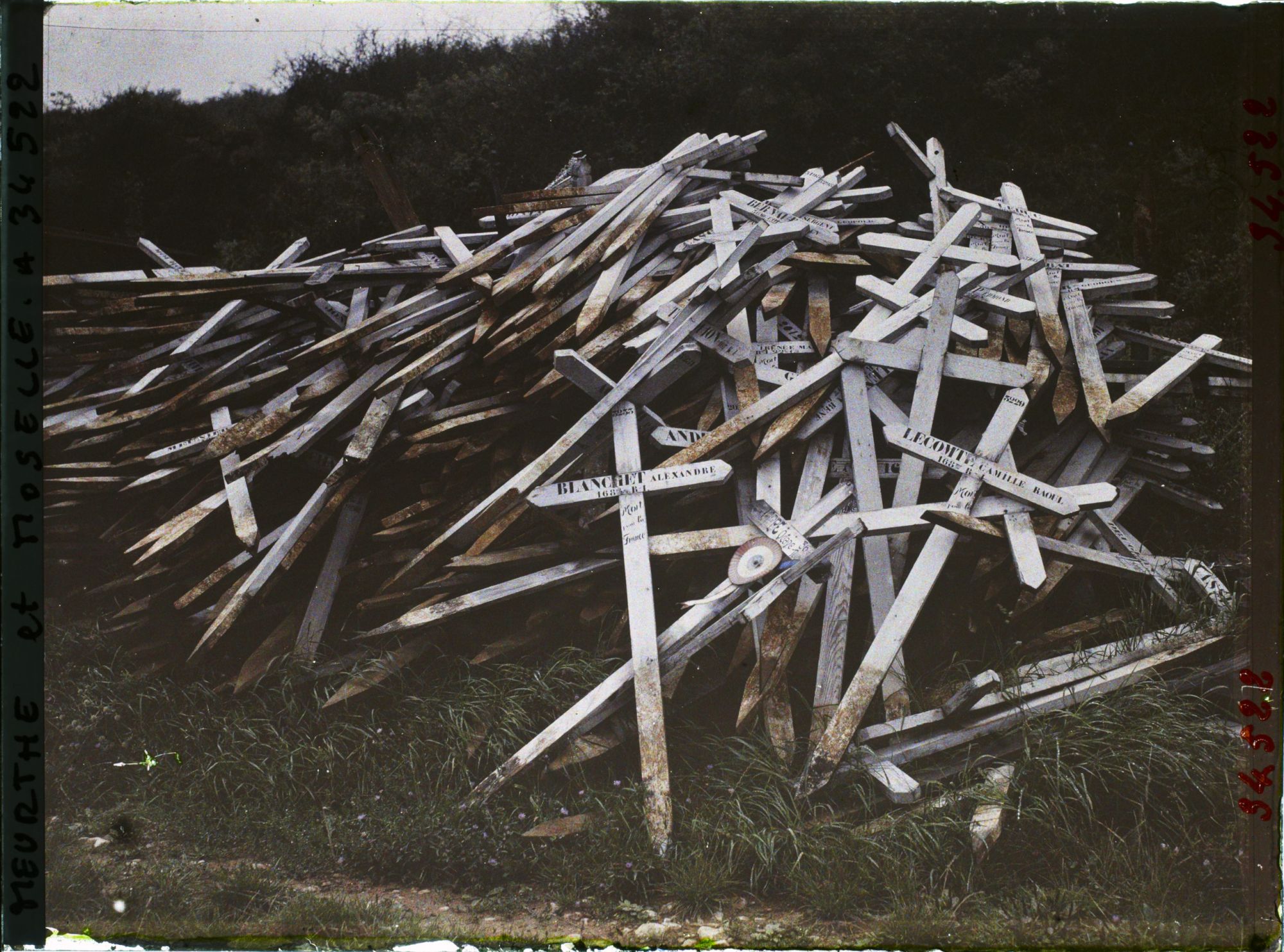 Image représentant France, Bois Le Prêtre, Grand tas formé des Croix des tombes des exhumés du Pétant