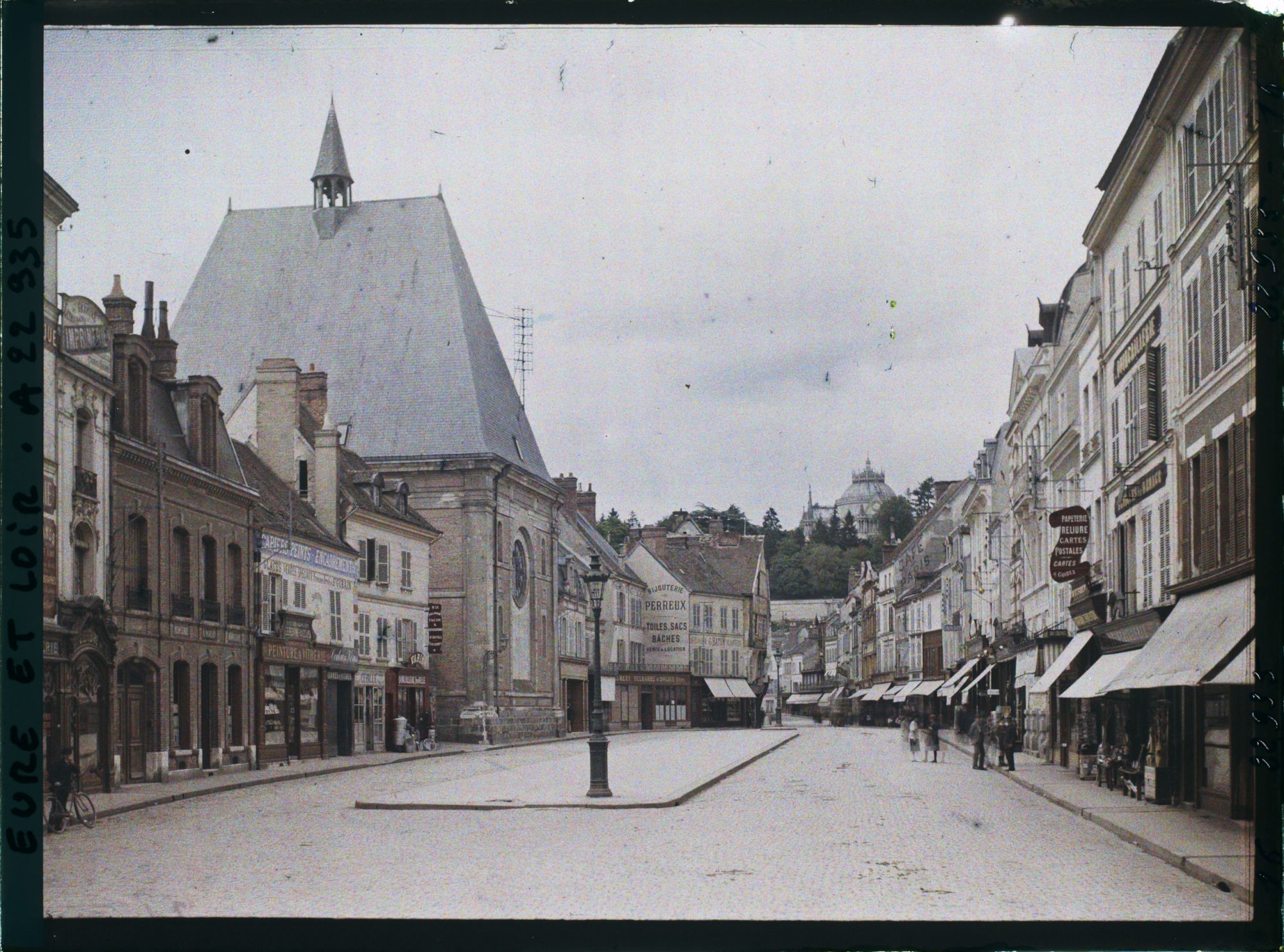 Image représentant L'actuelle Grande Rue Maurice Viollette, avec au second plan la chapelle Saint-Louis