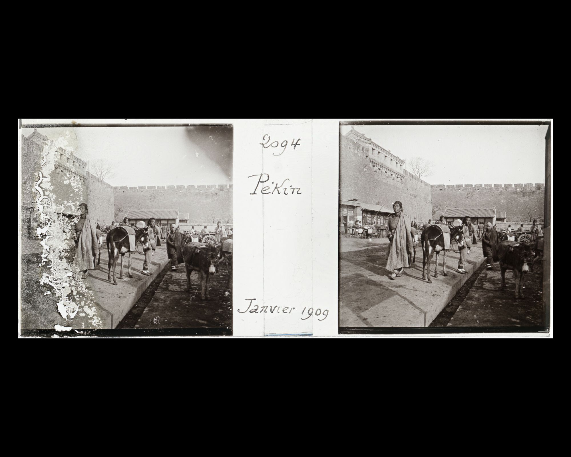 Image représentant Scène de rue sous les murs du bastion (wengcheng) de Xizhimen ("porte Droite de l'Ouest")