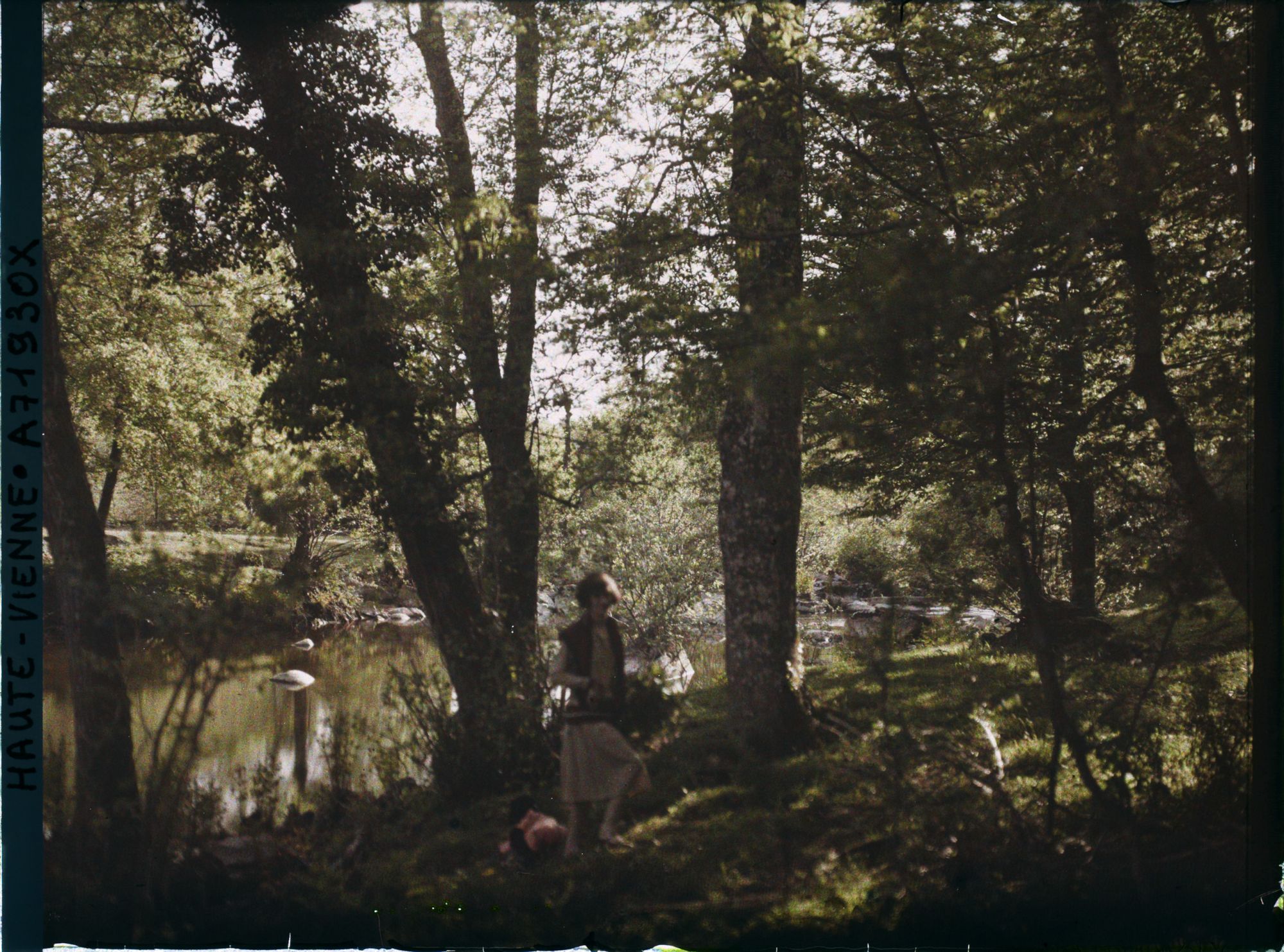 Image représentant Une jeune fille près d'un cours d'eau, l'Isle?