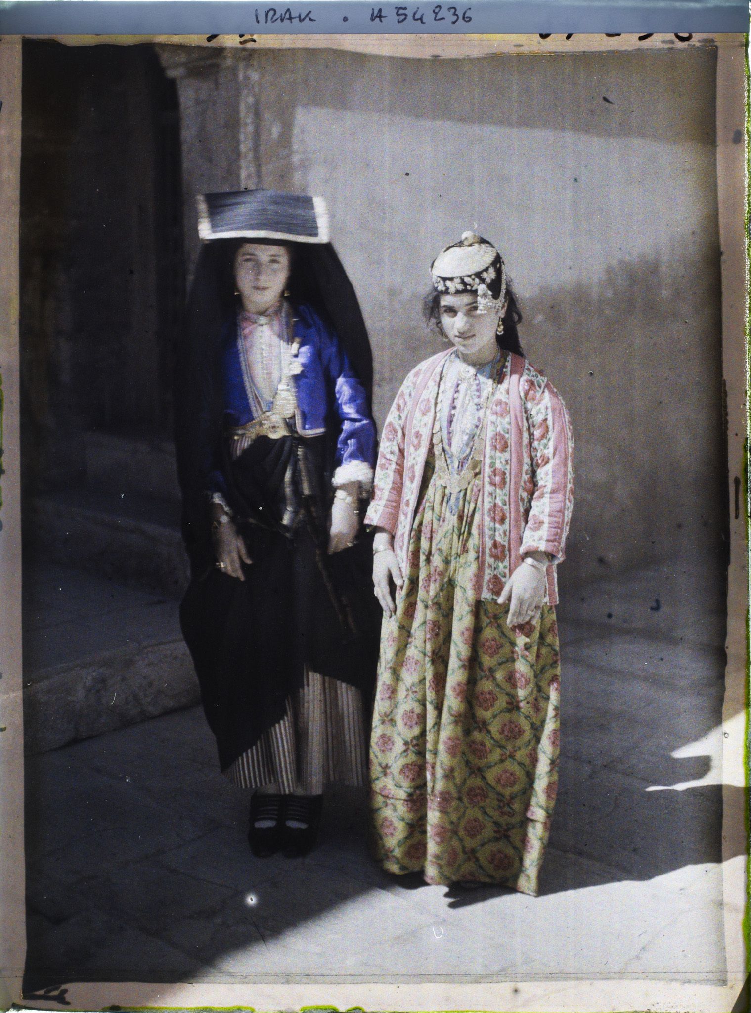 Image représentant Jeunes chrétiennes en costume