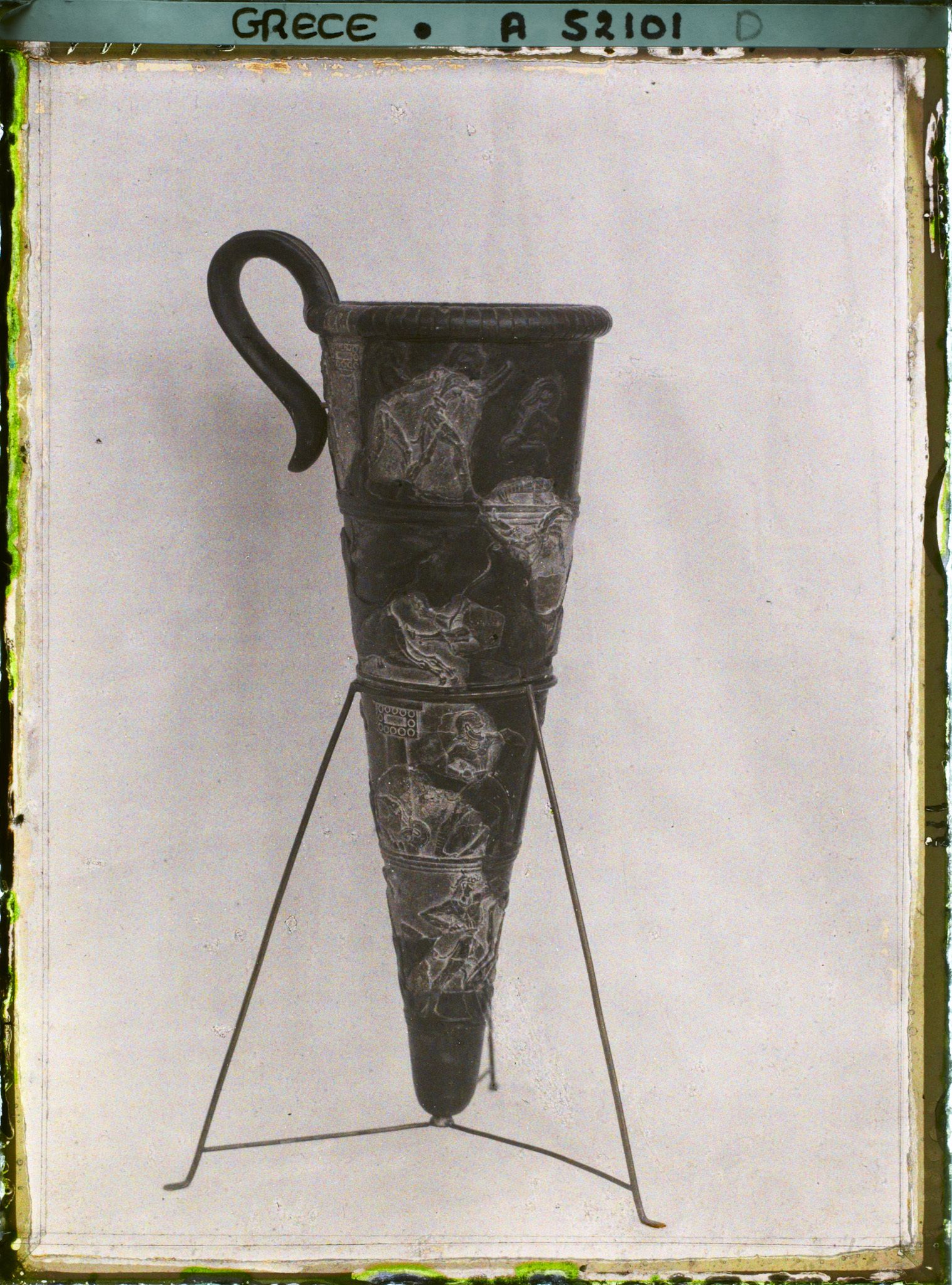 Image représentant Musée archéologique - Rhyton (vase à boire) décoré de scènes de pugilat et de course de taureaux provenant de Haghia Triada