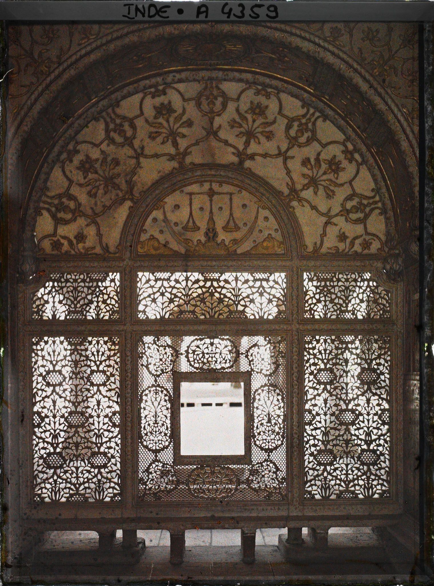 Image représentant Ecran de marbre ajouré (jali), surmonté d'un panneau d'albâtre orné de la balance de la justice (Mizan-i-Insaf) dans le fort Rouge (Lal Qila)