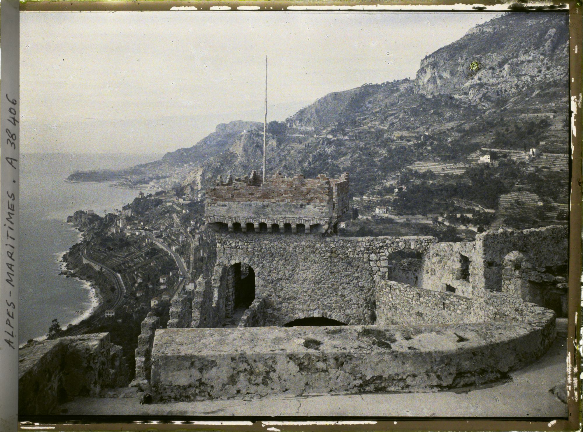 Image représentant Vue panoramique du littoral, en direction de Monaco, depuis le château de Roquebrune