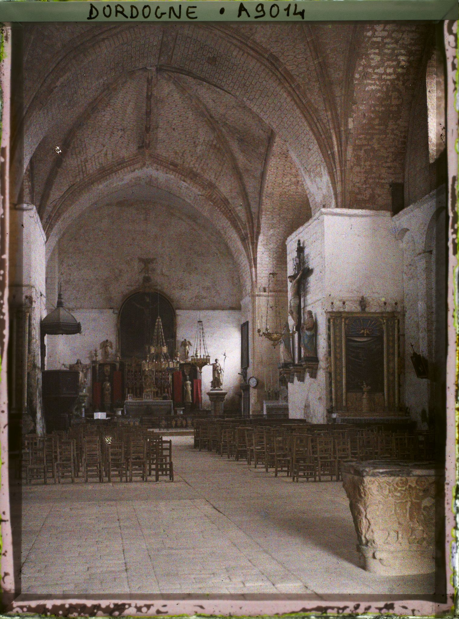 Image représentant France, St Avit Sénieur, Eglise fortifiée intérieur de la voûte, les peintures du temps, les bénitiers romans