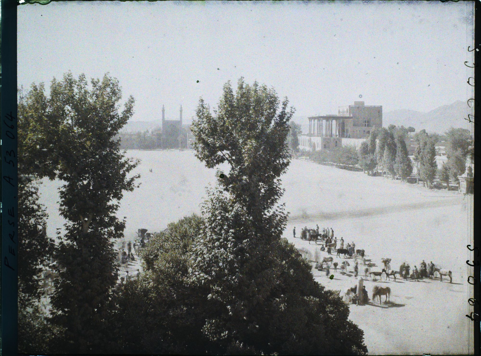 Image représentant La place Naghsh-e Jahan ou Meydan-i-Chah (place Royale), vers la mosquée du Chah au sud et le palais d'Ali Qapu à l'ouest