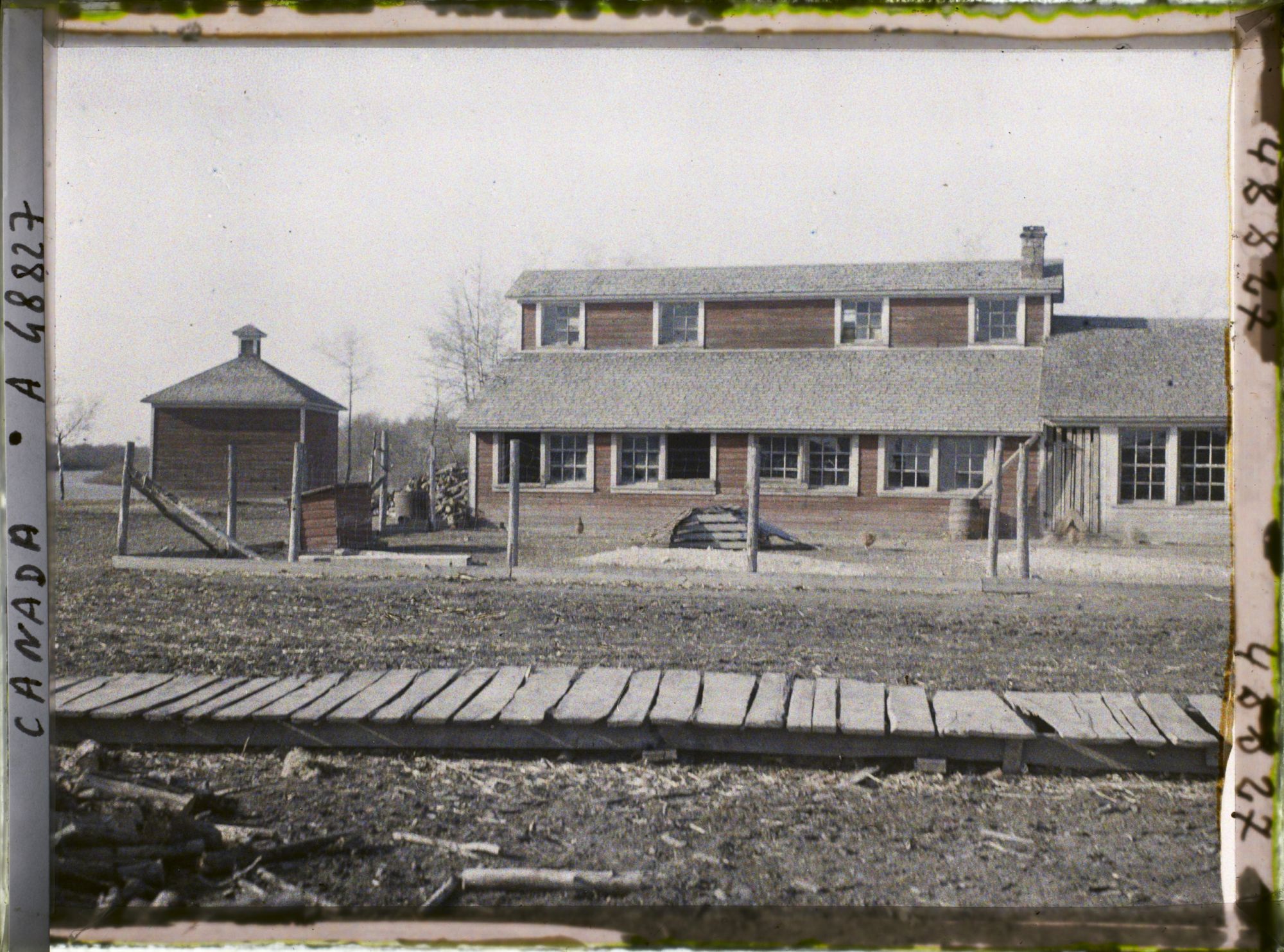 Image représentant Canada, St François Xavier, Une ferme: Porcherie et Glacière