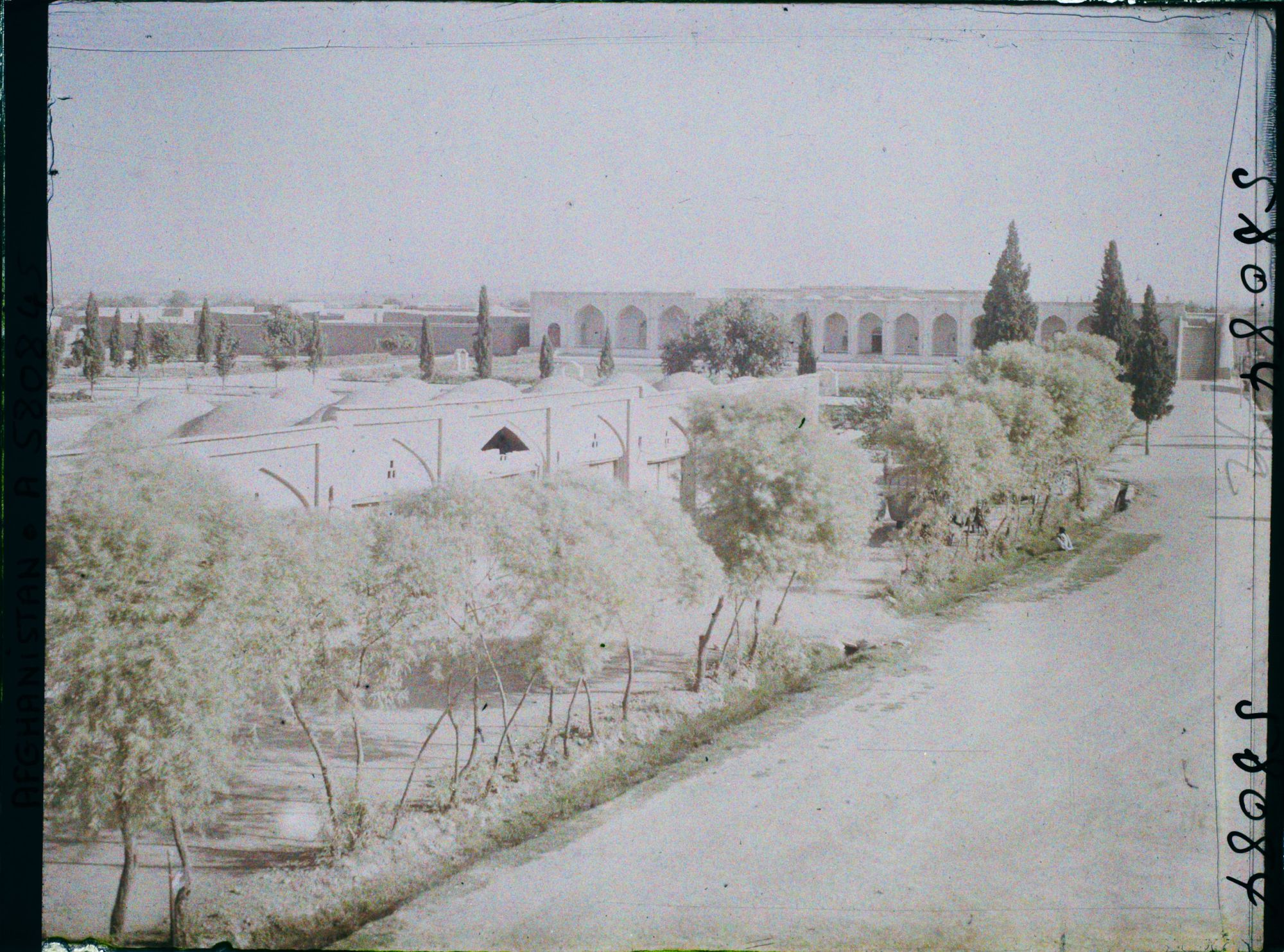 Image représentant La façade de l'autre côté du Palais des Gouverneurs