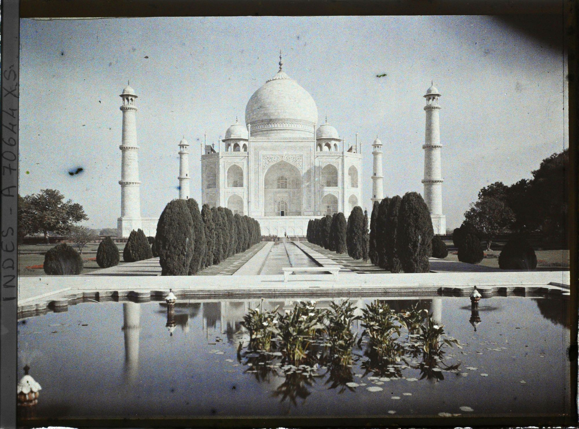 Image représentant Le bassin central, le grand canal axial et le mausolée du Taj Mahal