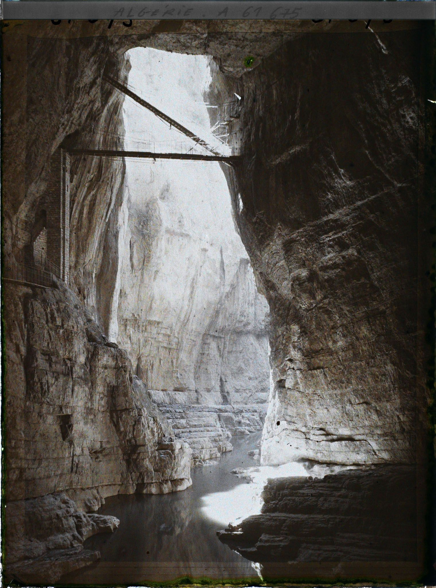 Image représentant Algérie, Constantine, Au fond des gorges, Dans les gorges
