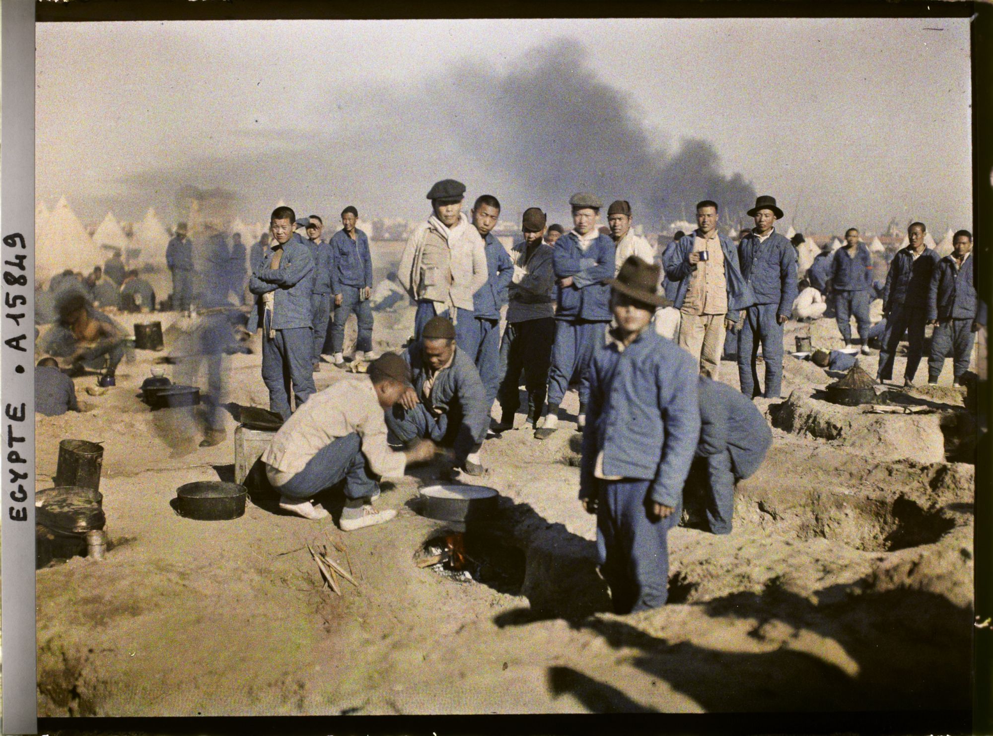 Image représentant Travailleurs chinois préparant le repas dans leur campement