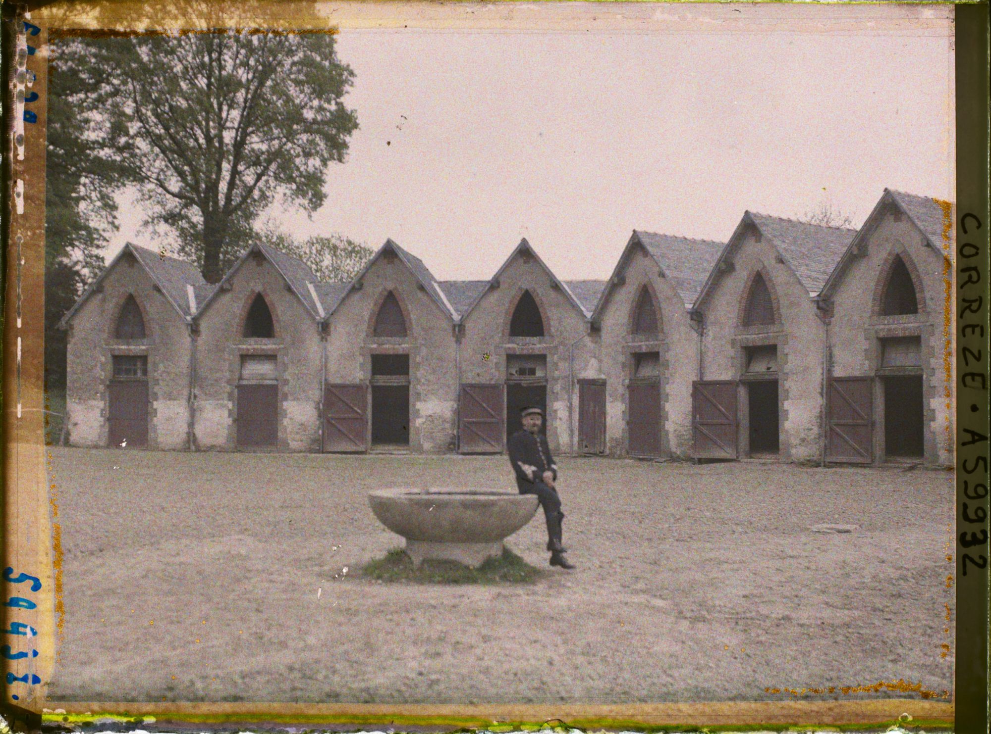 Image représentant Les écuries des juments poulinières à la jumenterie du château de la Rivière