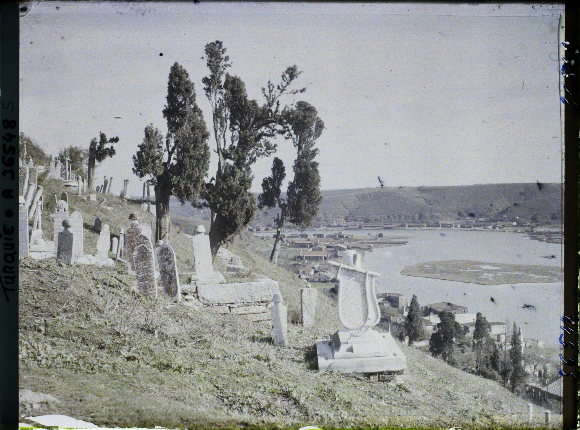 Image représentant Turquie, Constantinople- Eyoub, Petit Village d'Eyoub et le fond de la Corne d'Or vu d'Eyoub