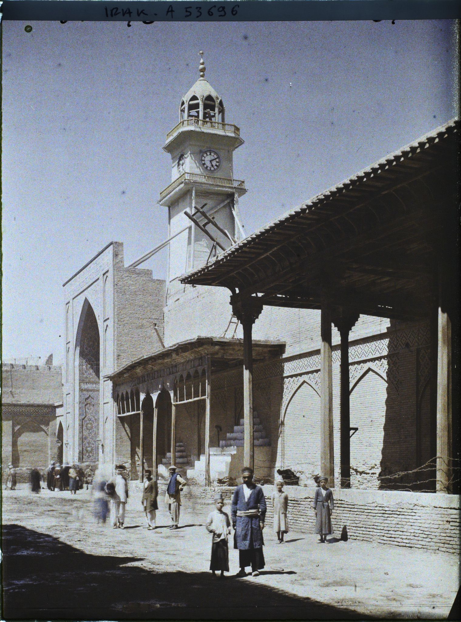 Image représentant Porte sud de la grande mosquée chiite d'Al Kazimiya (XVIe s), avec sa tour d'horloge