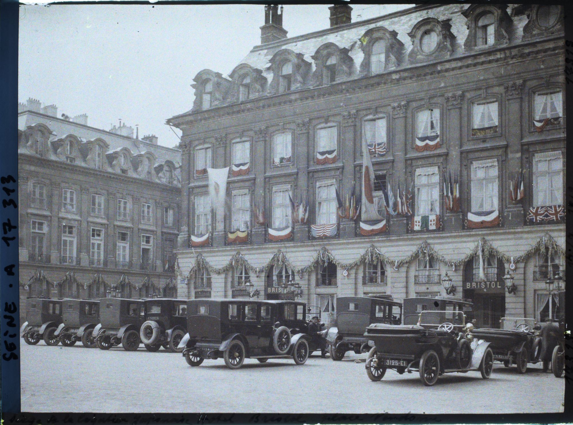 Image représentant L'hôtel Bristol place Vendôme (siège de la délégation japonaise ?) décoré pour les fêtes de la Victoire