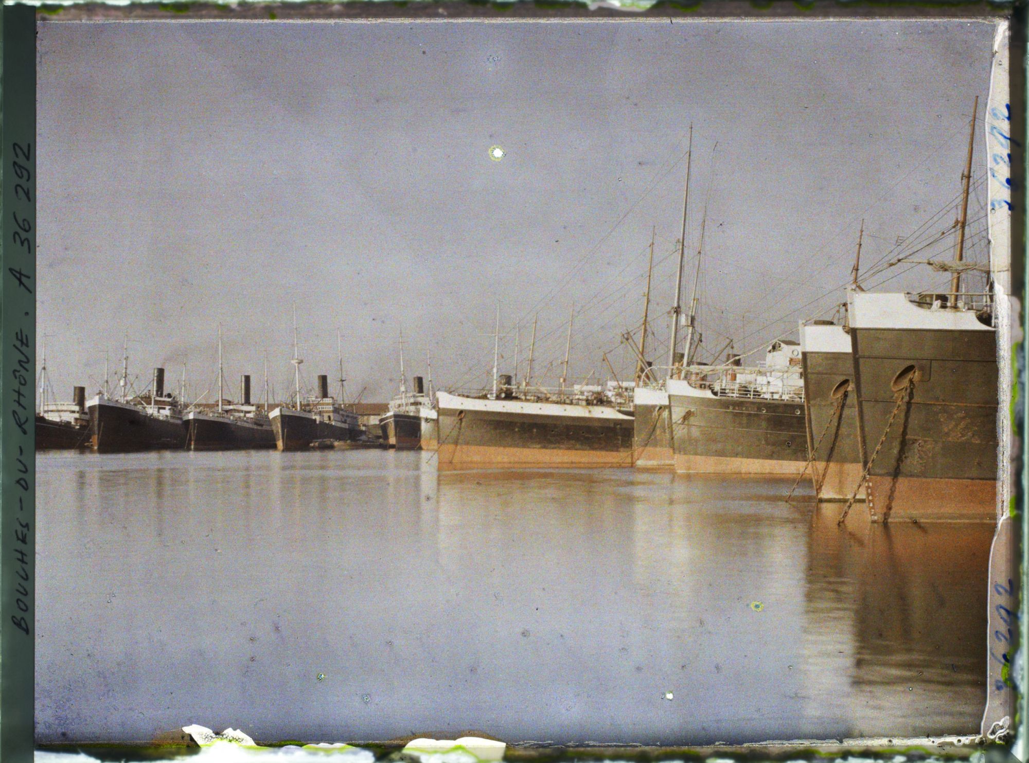 Image représentant Les paquebots le soir dans le bassin de la Joliette