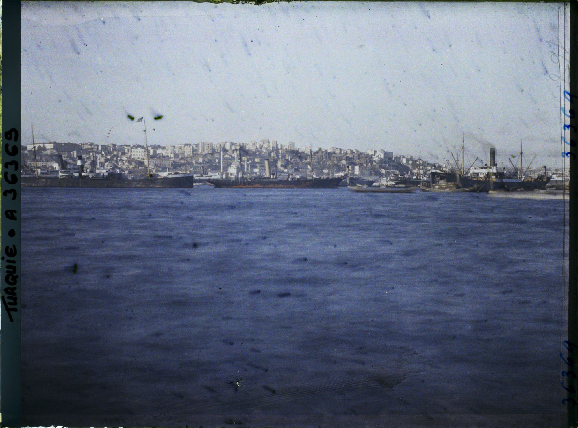 Image représentant Paquebots et autres bateaux au port, dans la Corne d'Or, vers le quartier de Pera