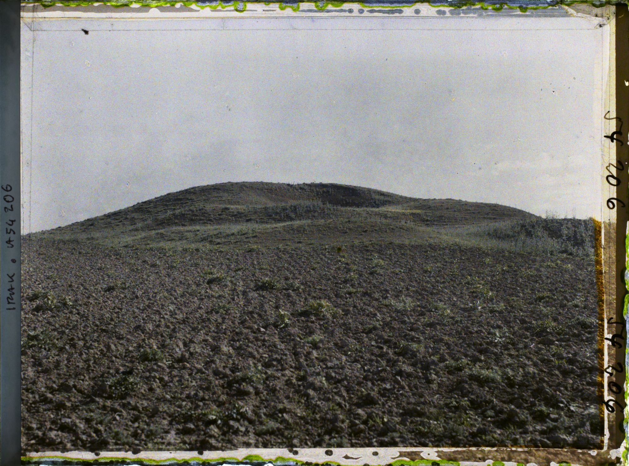 Image représentant Le grand tell (colline artificielle de ruines) de la capitale de Sargon II (722-705 av. J.-C.)