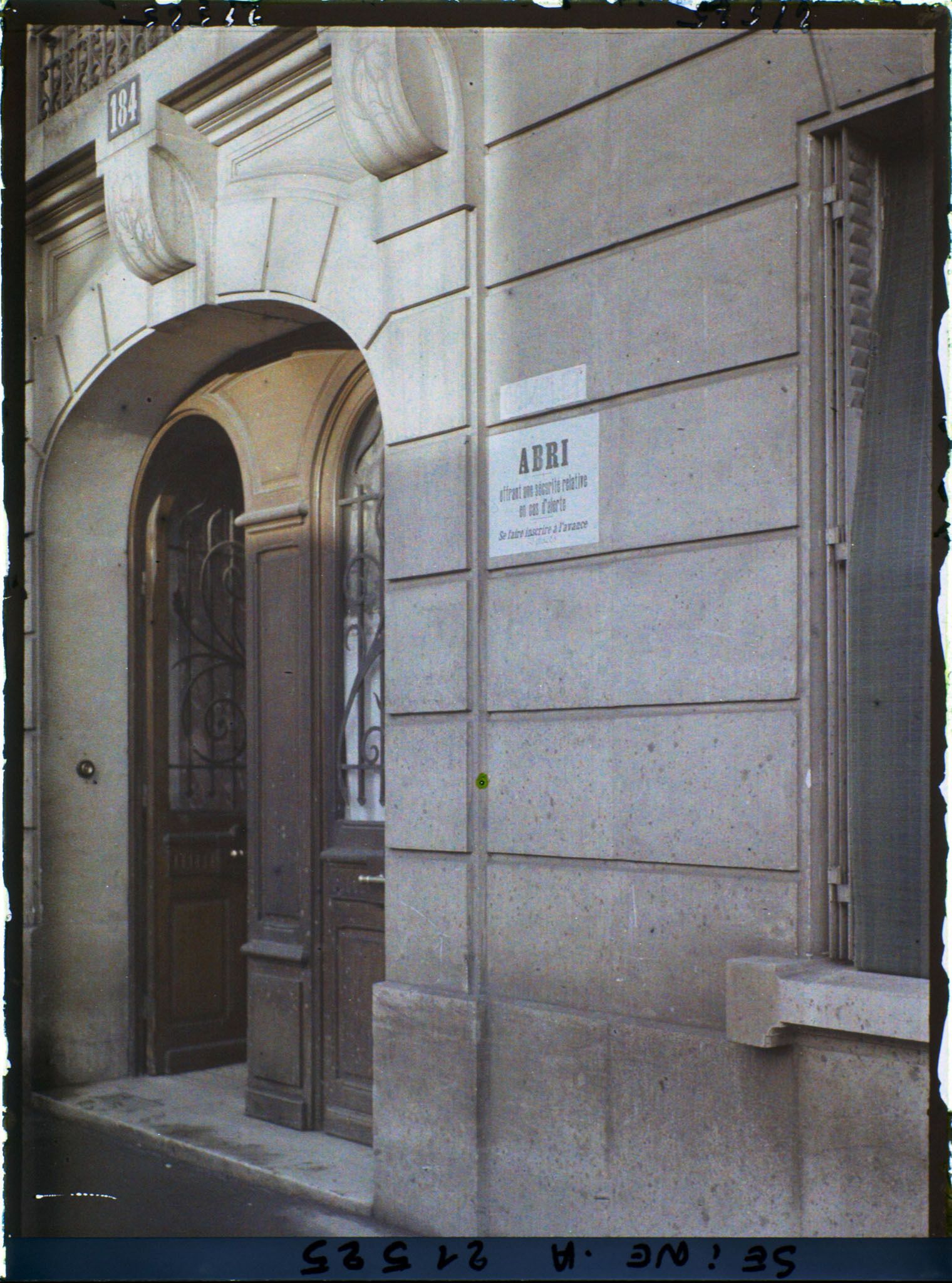 Image représentant Plaque signalant un abri anti-bombardement