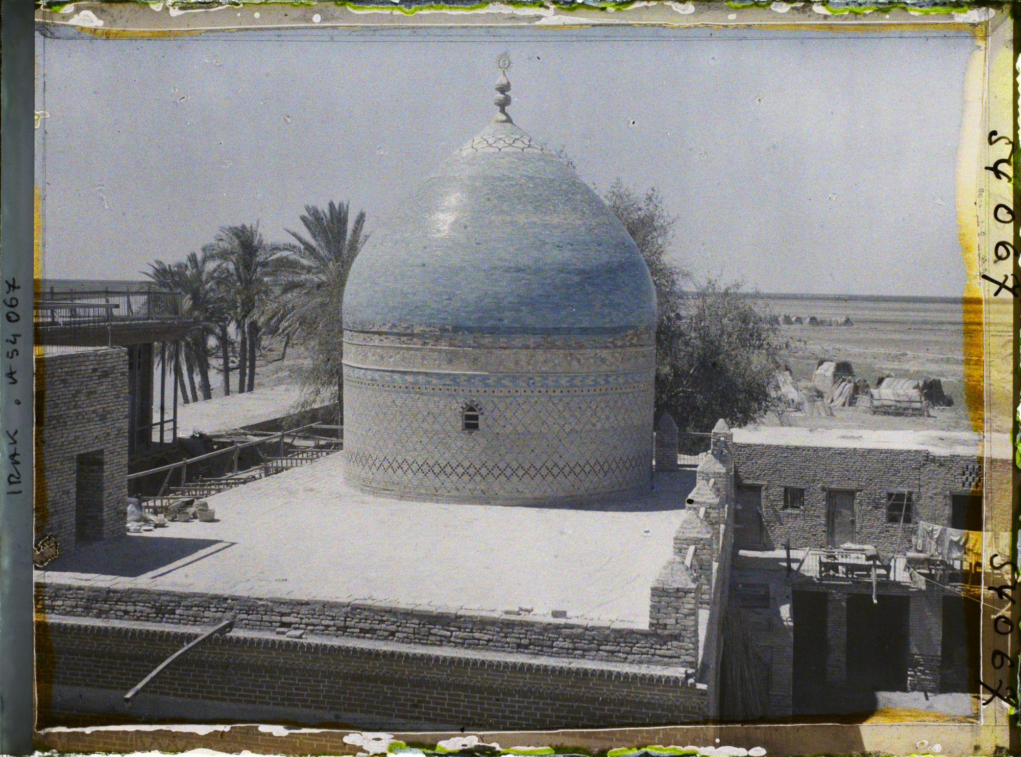 Image représentant Le tombeau supposé d'Esdras ou Ezra, grand prêtre juif à la cour de Perse, au Ve siècle avant J.-C.