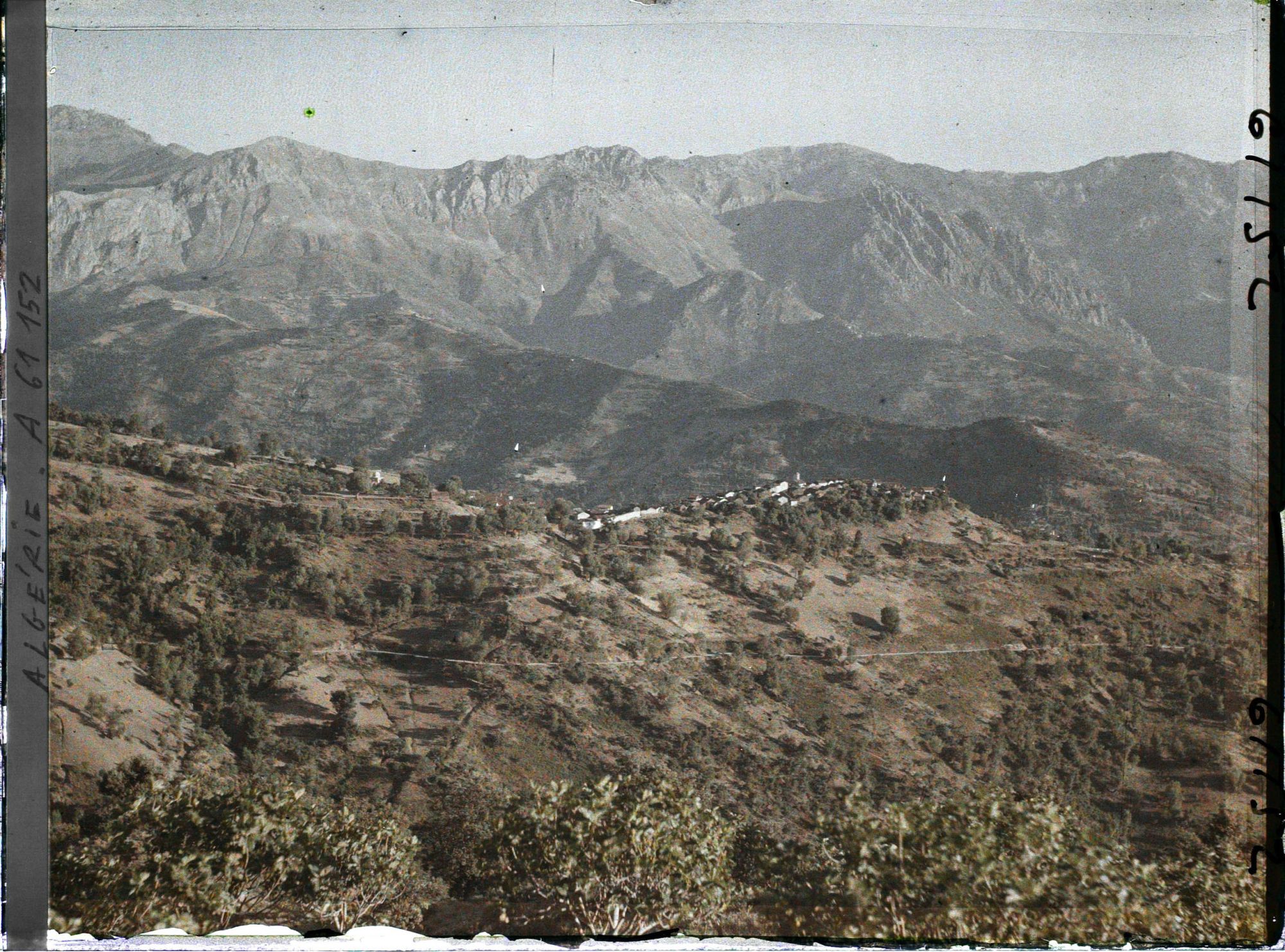 Image représentant Vue vers les crêtes de l'Azerou Tidjer et du village de Taourirt Amokrane