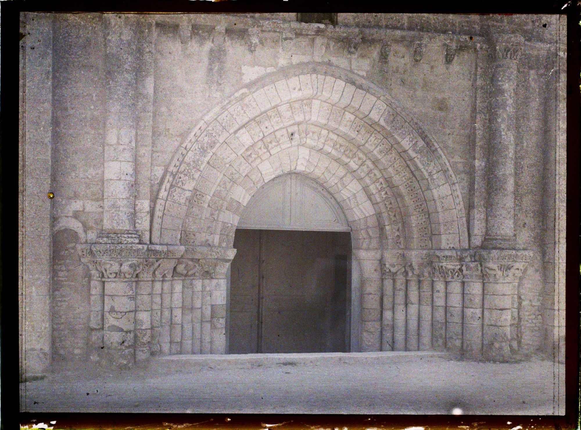 Image représentant Le portail de l'église Saint-Etienne, depuis la place Carnot