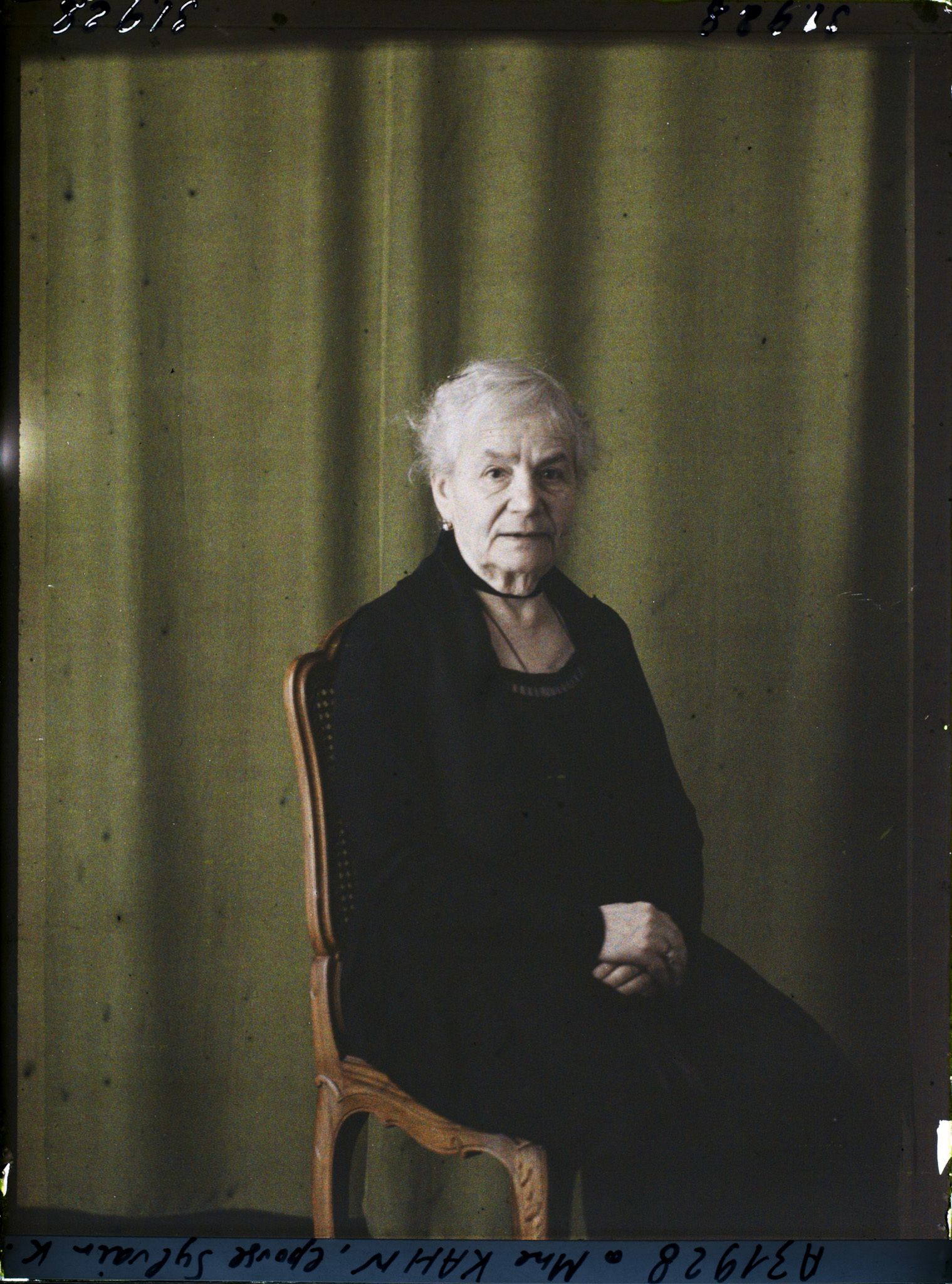 Image représentant https://musee-albert-kahn.s-museum.fr/home/NWQ2OTAwYzNmYjZlZTk1ZWQwODJmMjY4L2dlbmVyaWMtbm90aWNlLXRhYi9hdXRob3JpdHkvNjE3YTc5ZjVjZjhiODk2OGIzMzM3ZDIx/5d6900c3fb6ee95ed082f268/generic-notice-tab/authority/617a79ebcf8b8968b3337051 Madame Sylvain Kahn