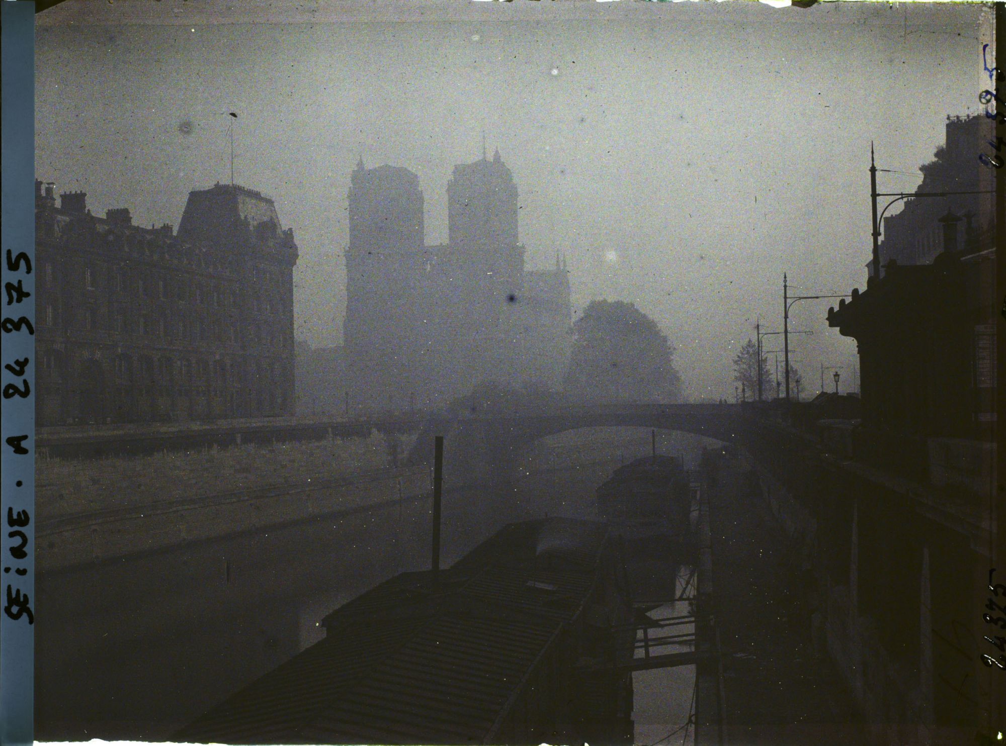 Image représentant La cathédrale de Notre-Dame dans le brouillard