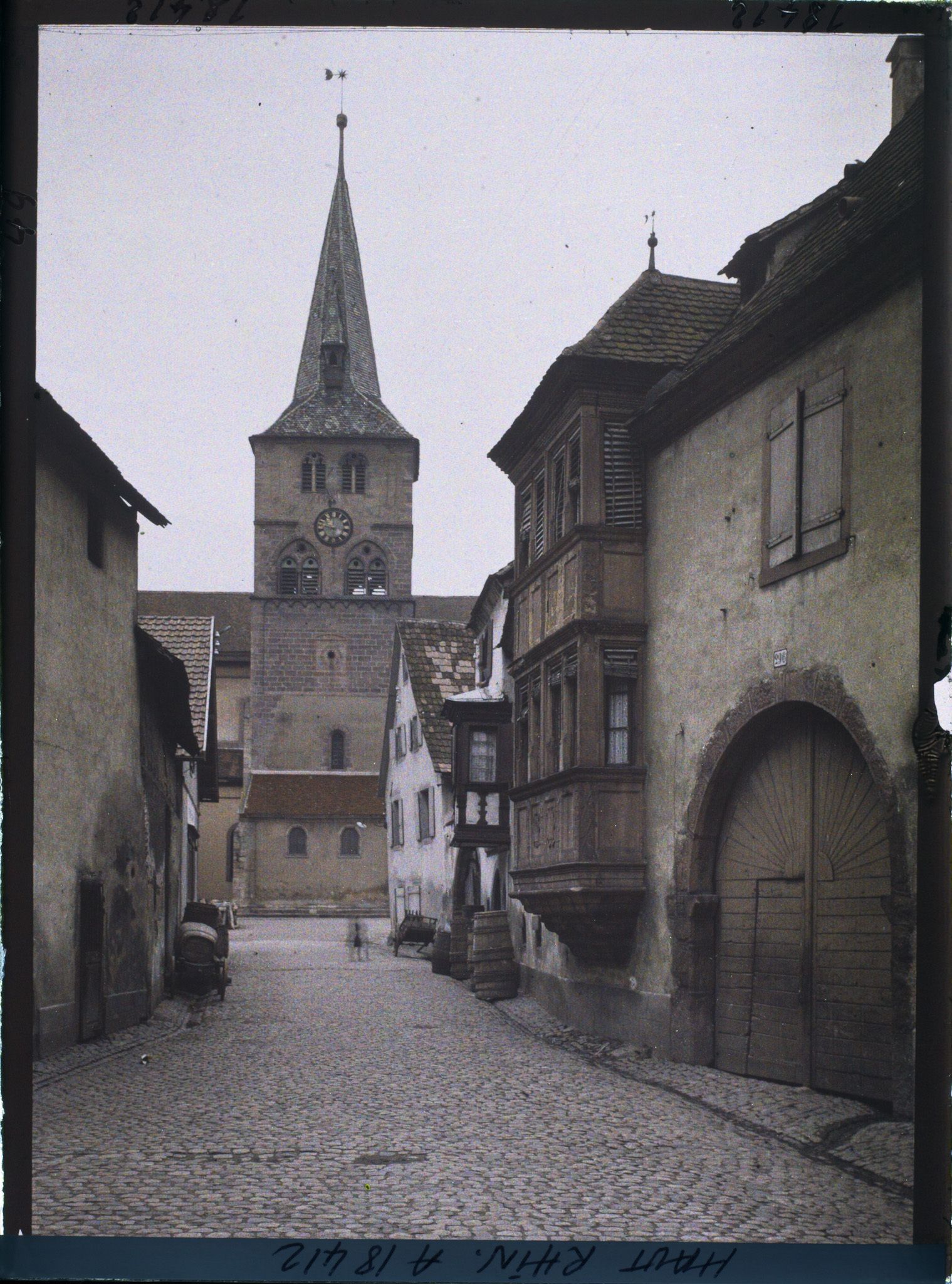 Image représentant France, Turkheim, La rue Vickramm et l'Eglise même sujet de plus loin