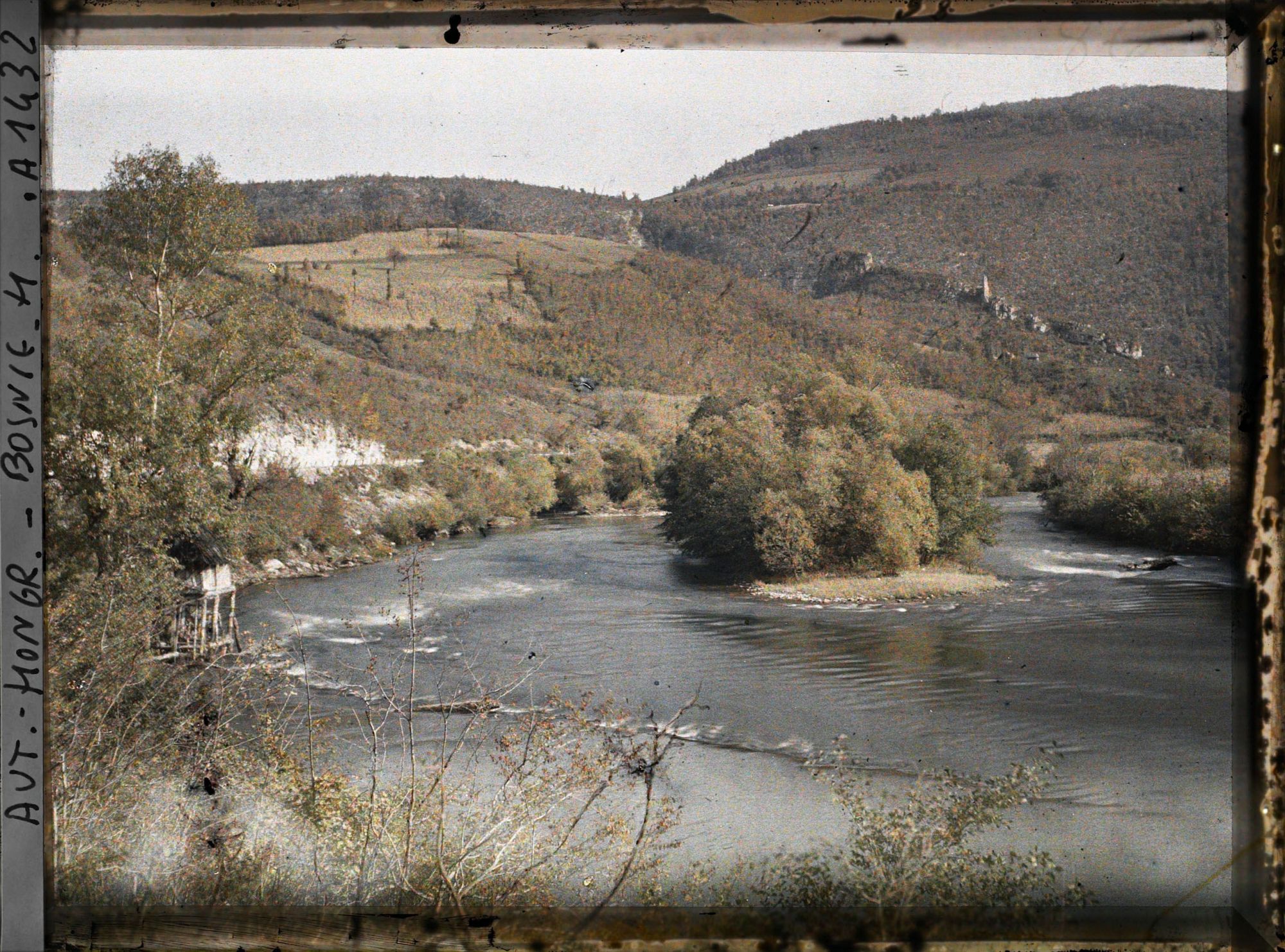 Image représentant Vers l'aval, l'ilôt boisé au milieu du Vrbas et sur la gauche petit moulin