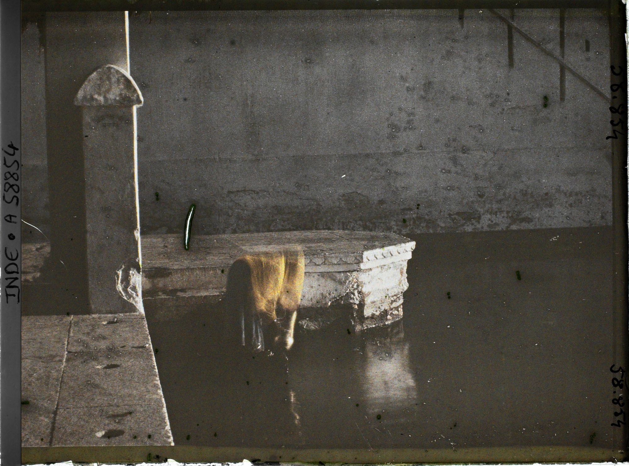 Image représentant Femme puisant de l'eau