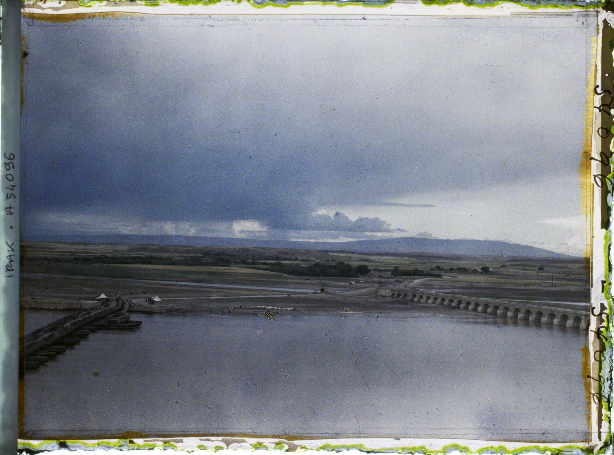 Image représentant Entre les deux ponts sur le Tigre, entre Mossoul et Ninive