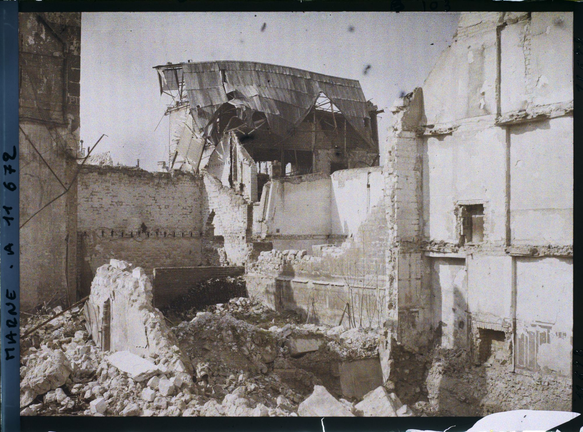 Image représentant France, Reims, Usine Saint Frères (toit défoncé)