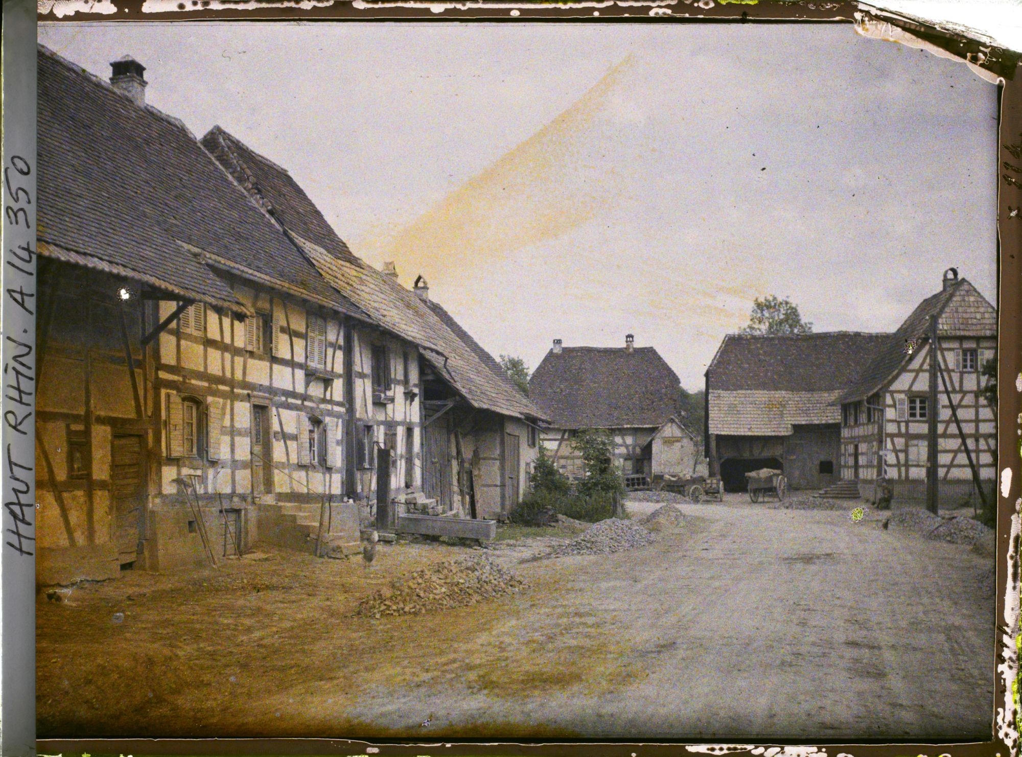 Image représentant Alsace, Ballersdorf, Les maisons des 2 cotés de la route