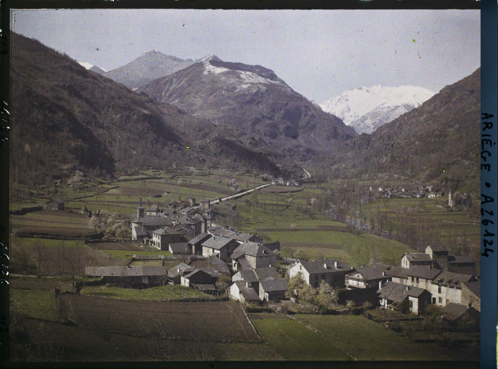 Image représentant La vallée du Vicdessos vers l'amont et le village de Capoulet