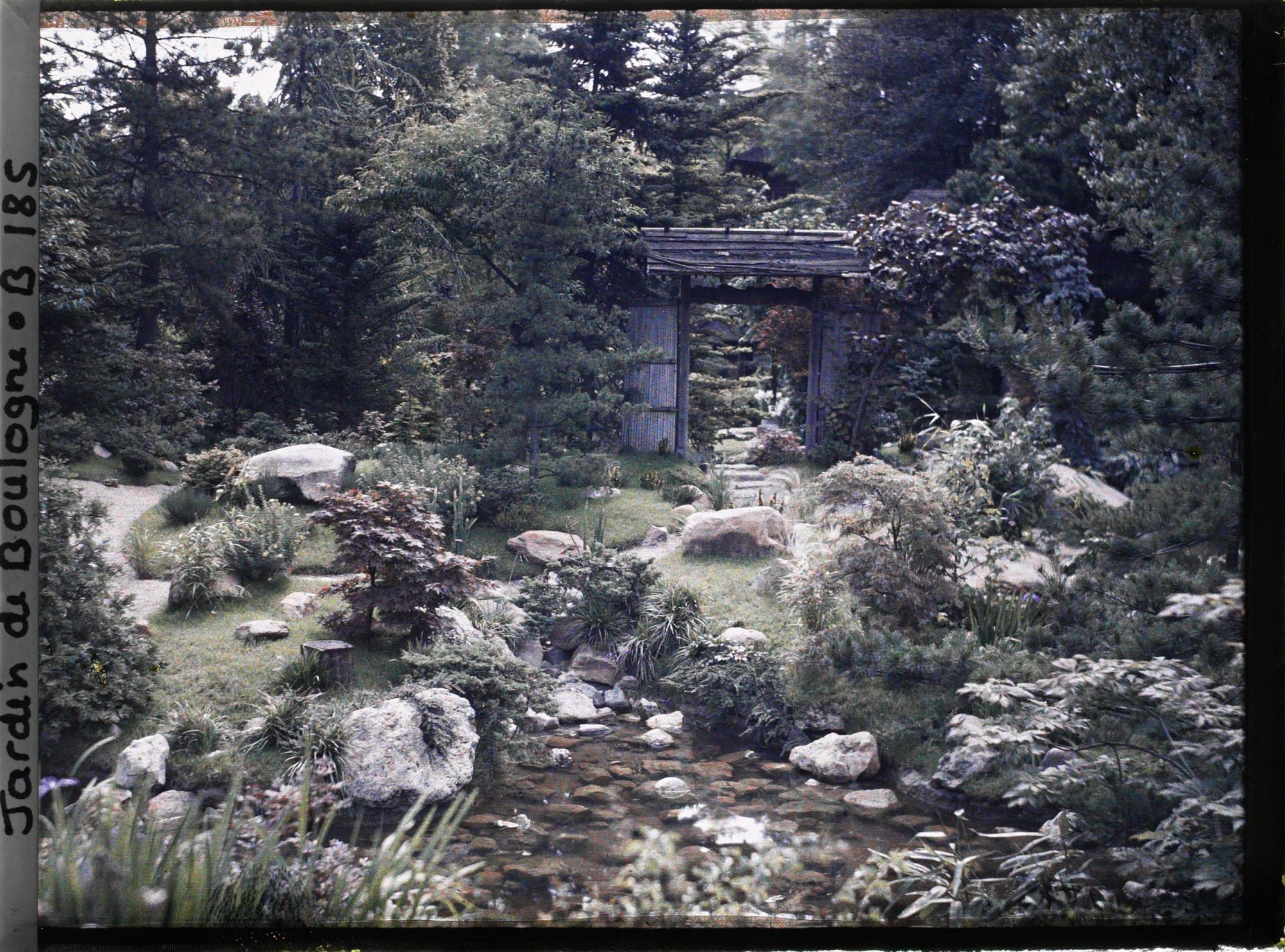 Image représentant Pièce d'eau du " sanctuaire japonais " proche de la porte d'accès au " village japonais "