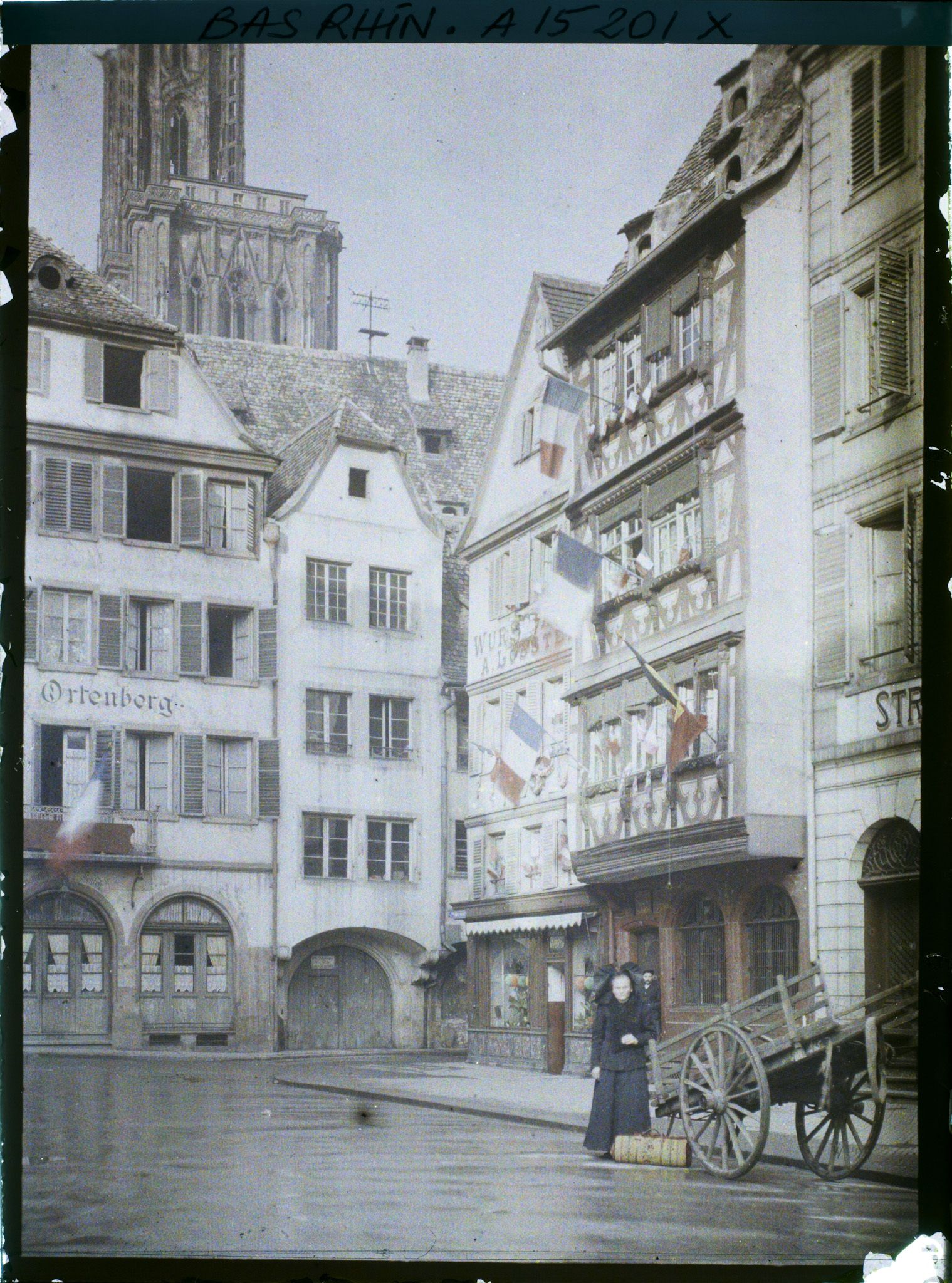 Image représentant France Alsace, Strasbourg, La place des Cochons de lait avec une Alsacienne