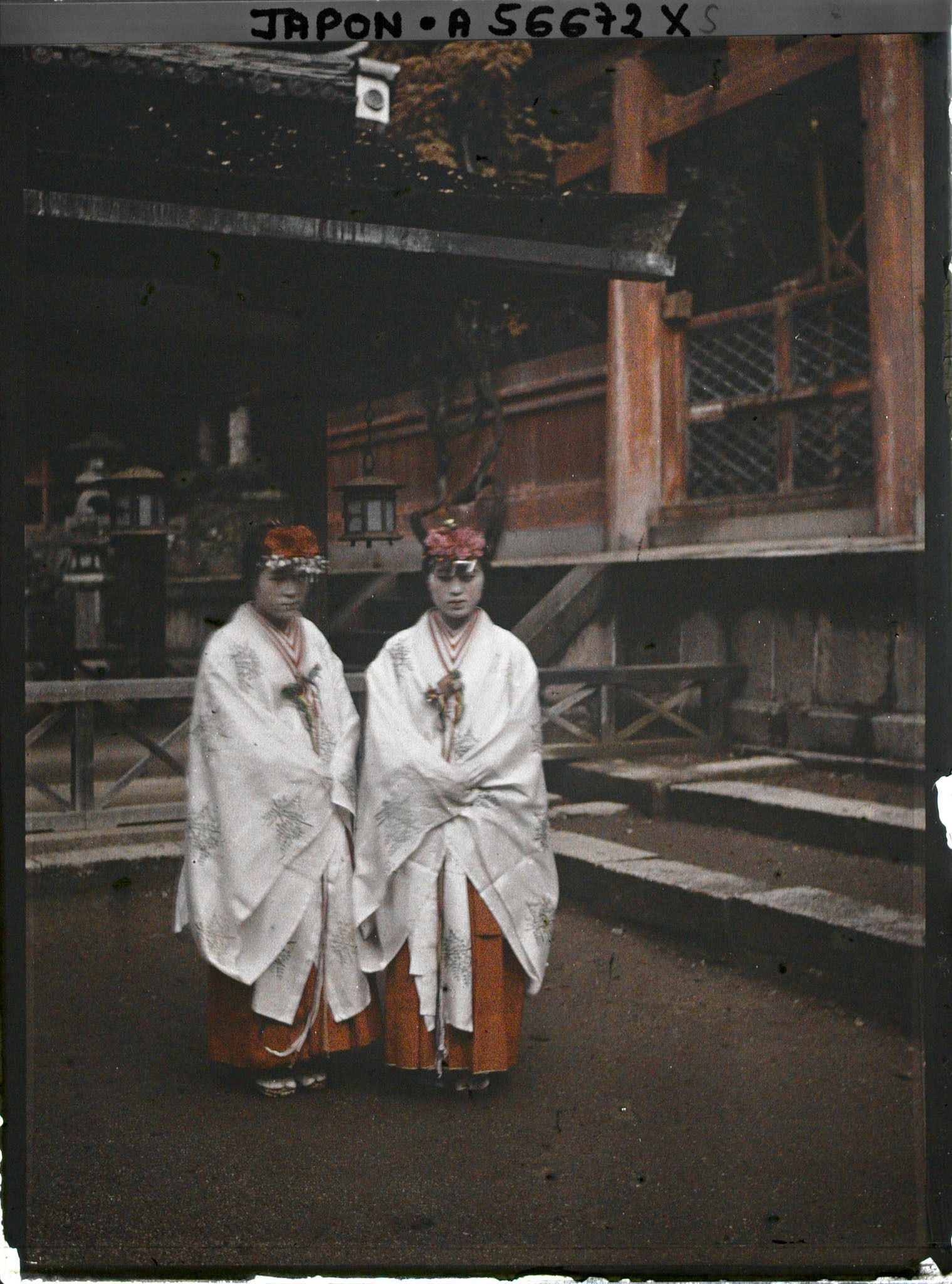 Image représentant Sanctuaire Kasuga-Wakamiya (Fukunokami), deux Kannagi ou Miko, danseuses sacrées