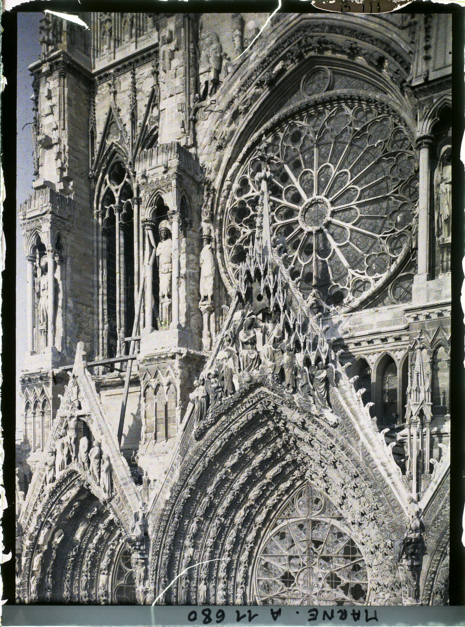 Image représentant France, Reims, Façade de la Cathédrale détail des pierres brûlées