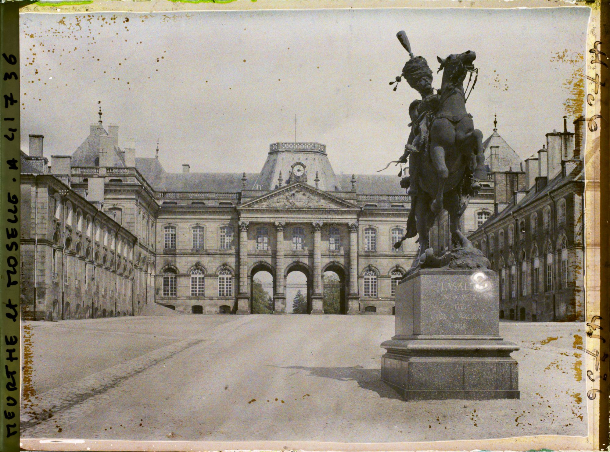 Image représentant France, Lunévile, Le Château et Cour d'Honneur et Statue de Lasalle 1775-1809