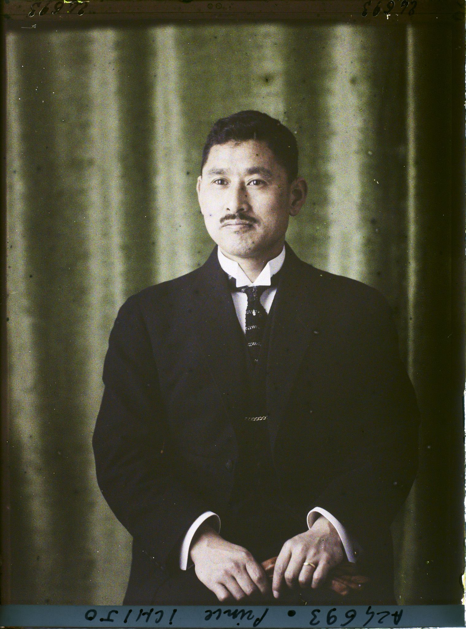 Image représentant https://musee-albert-kahn.s-museum.fr/home/NWQ2OTAwYzNmYjZlZTk1ZWQwODJmMjY4L2dlbmVyaWMtbm90aWNlLXRhYi9hdXRob3JpdHkvNjE3YTc5ZjVjZjhiODk2OGIzMzM3ZDIx/5d6900c3fb6ee95ed082f268/generic-notice-tab/authority/617a79ebcf8b8968b3336f92 La Prince Ichijo