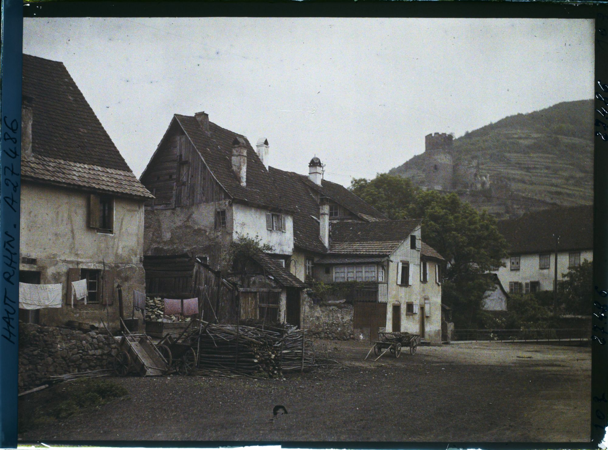 Image représentant France, Kaysersberg, Maisons près de la Veiss et le Château