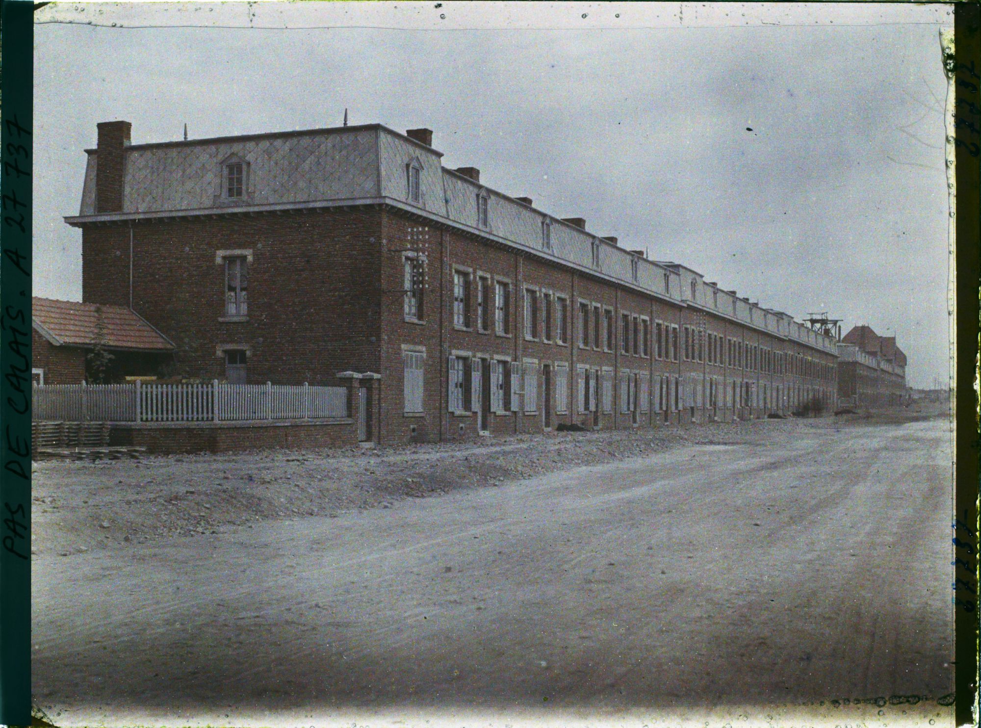 Image représentant France, Lens, Route de Lille ; les nouveaux Corons