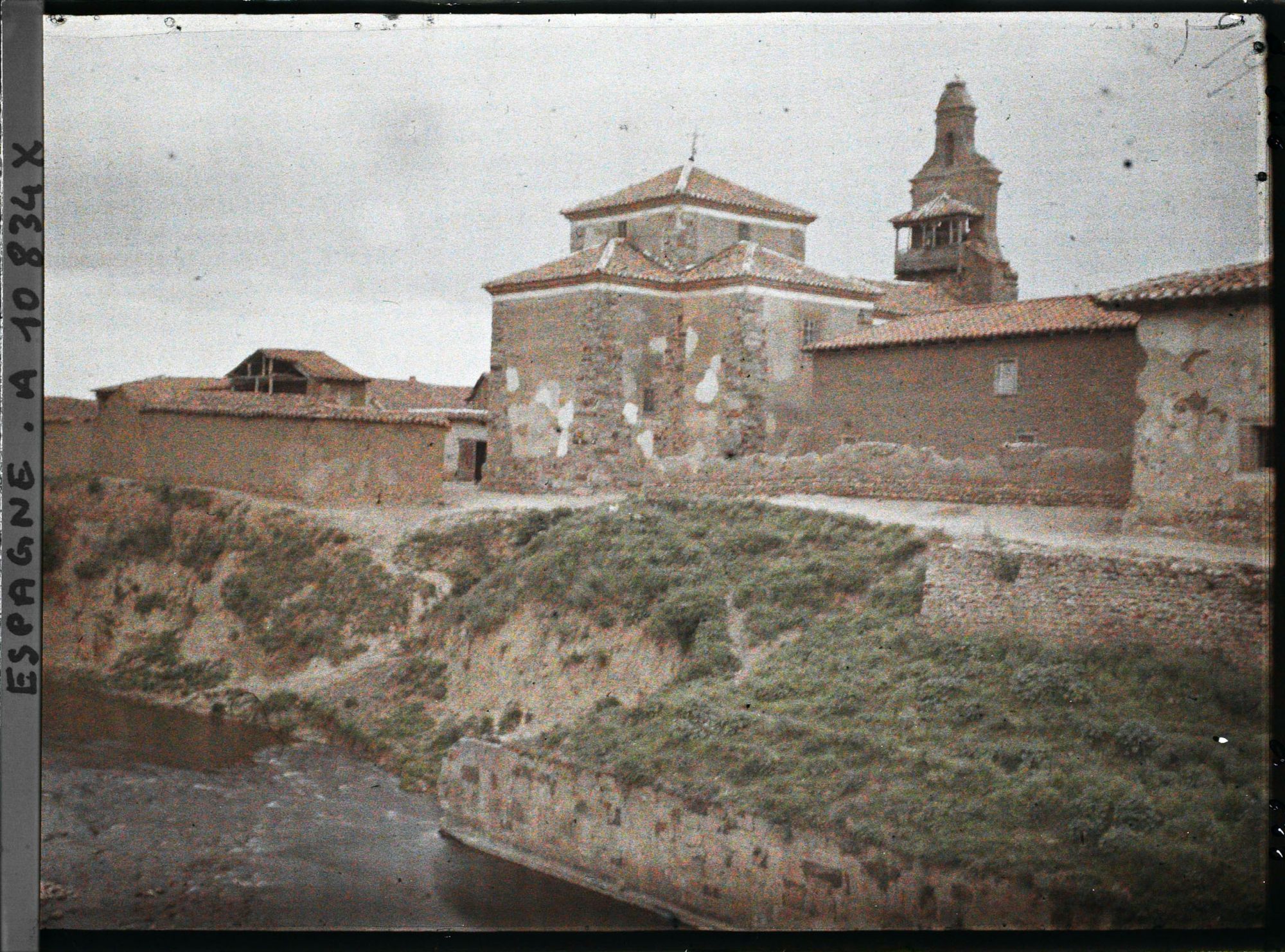 Image représentant Espagne, de Léon à Astorga, Vue prise du Pont d'Orbigo s/ l'Eglise avec la Cigogne au dessus du Clocher